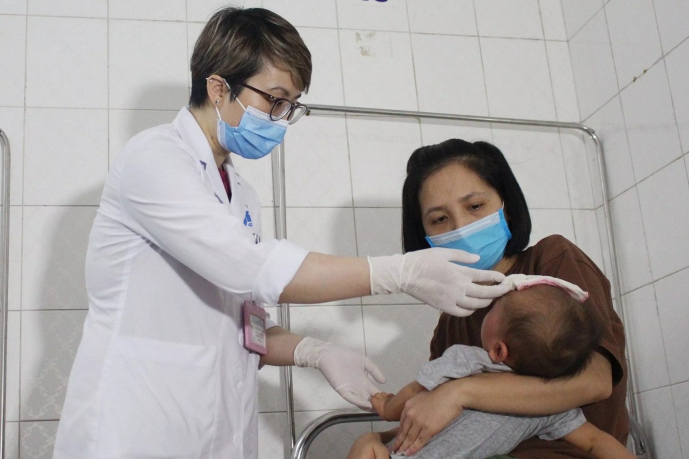 Be 9 thang tuoi bi bong vay da toan co the tu bong nuoc nho o ke tay hinh anh