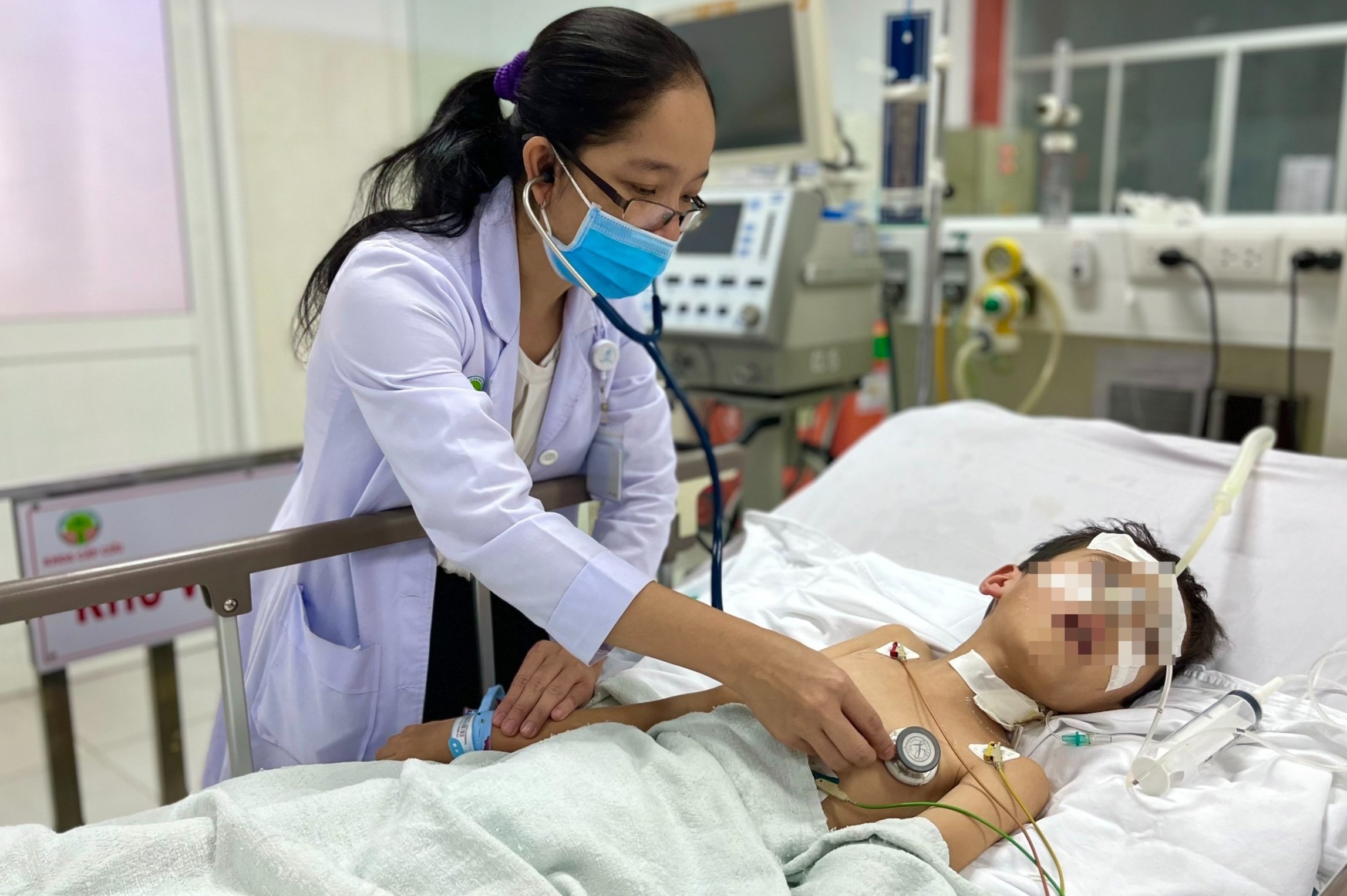 Nhieu tre o TP.HCM nhap vien can Tet do tai nan hinh anh