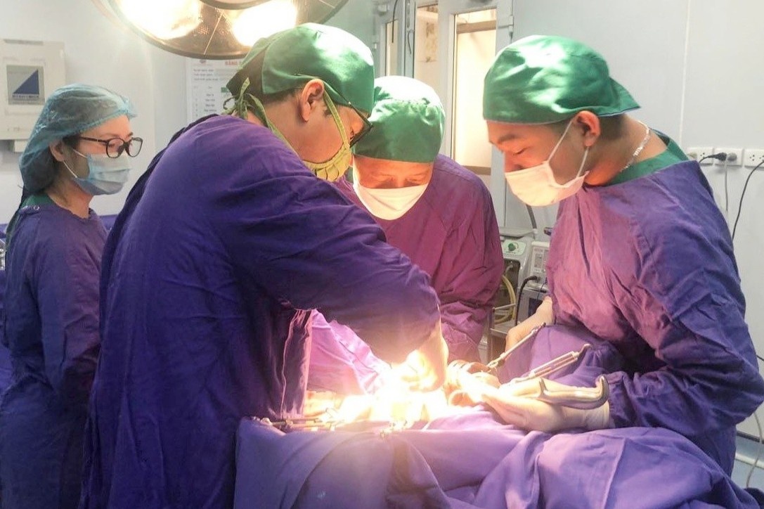 Xuyen Tet cuu nguoi dan ong nguy kich do vo khoi u gan hinh anh