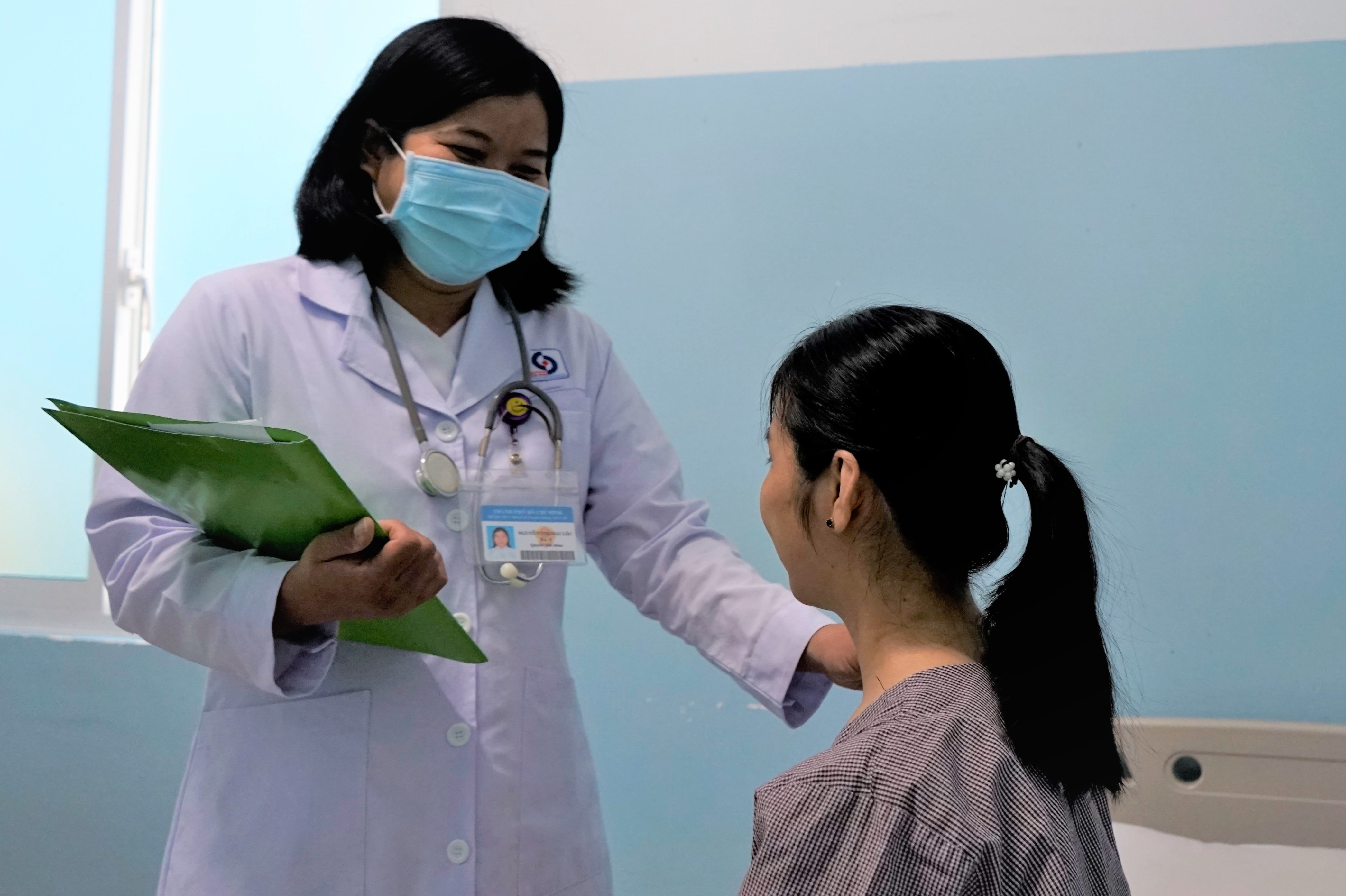 Cuu nguoi phu nu bi vo thai ngoai tu cung mac sot xuat huyet hinh anh