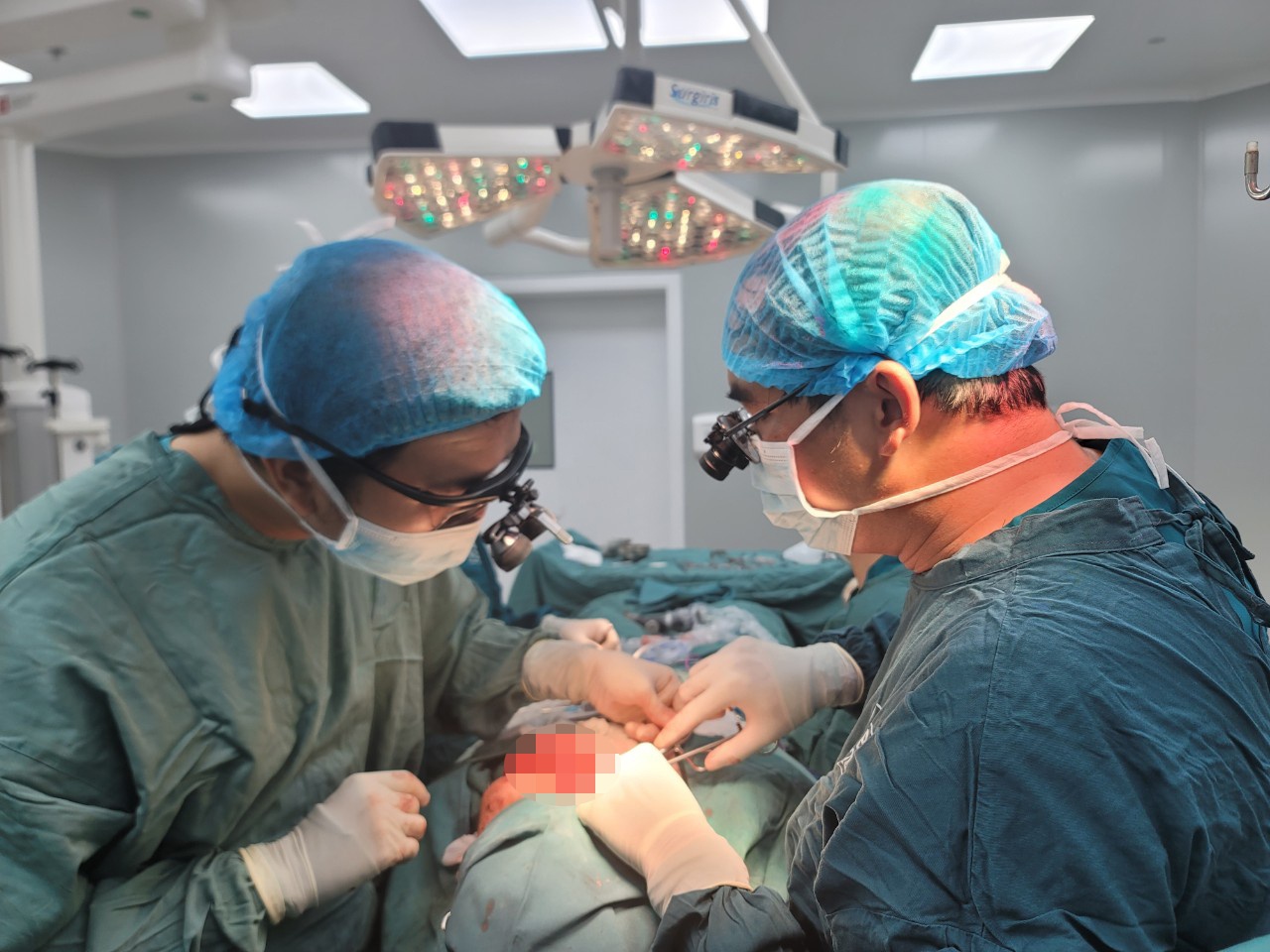 Bac si bien hoa xuong chan thanh xuong ham, chiec luoi tu da tay hinh anh