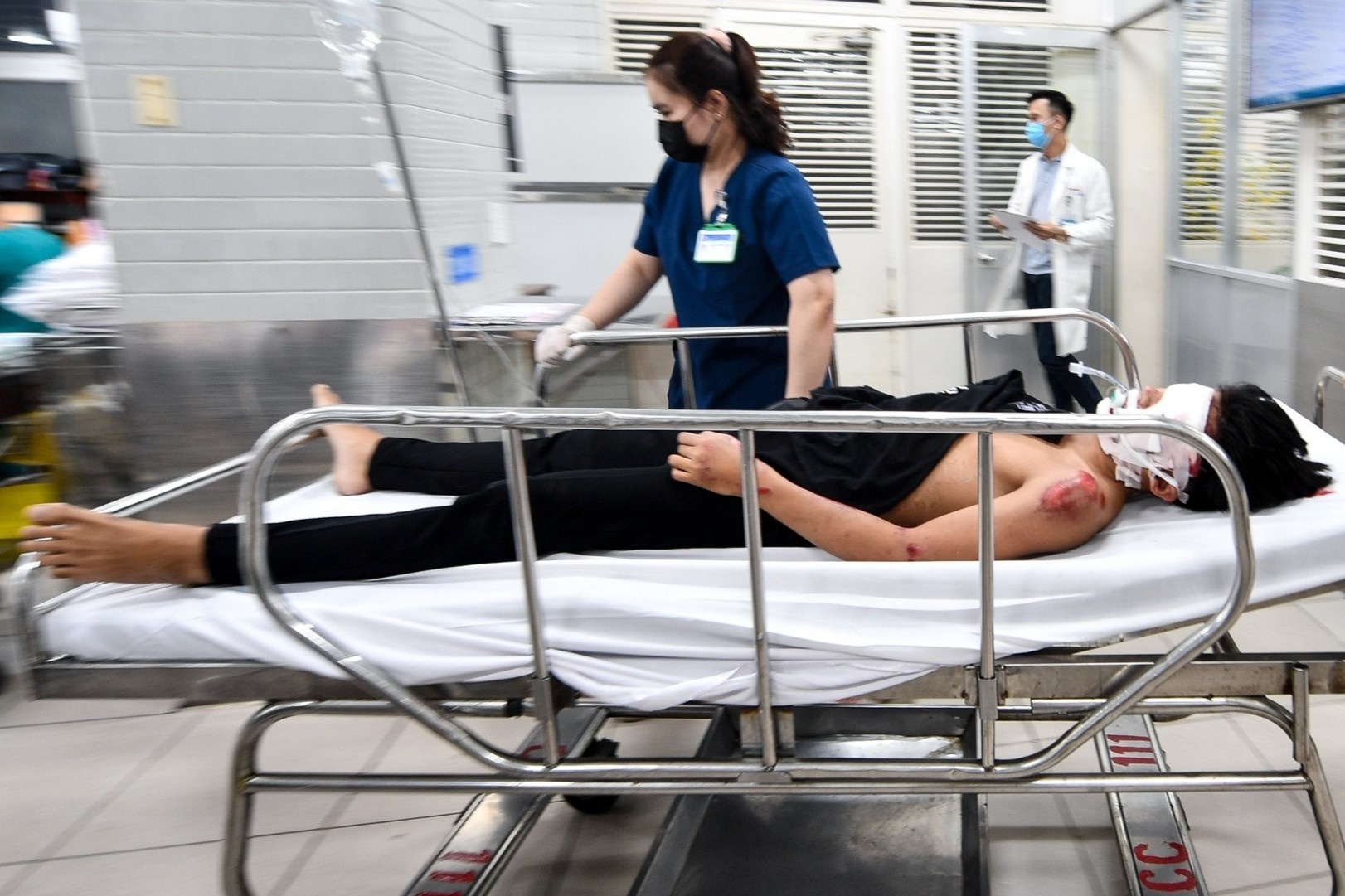 Nguoi la bao con nhap vien, phu huynh bi lua chuyen 70 trieu dong hinh anh