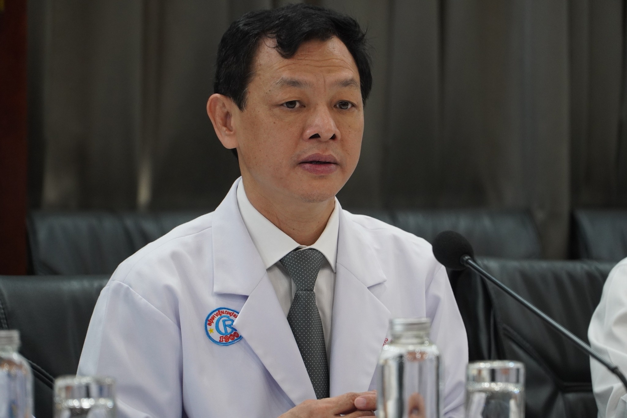 Giam doc BV Cho Ray: 'Ap luc kinh khung khi thieu thiet bi y te' hinh anh