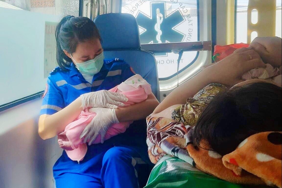 San phu o TP.HCM sinh con trong nha ve sinh hinh anh