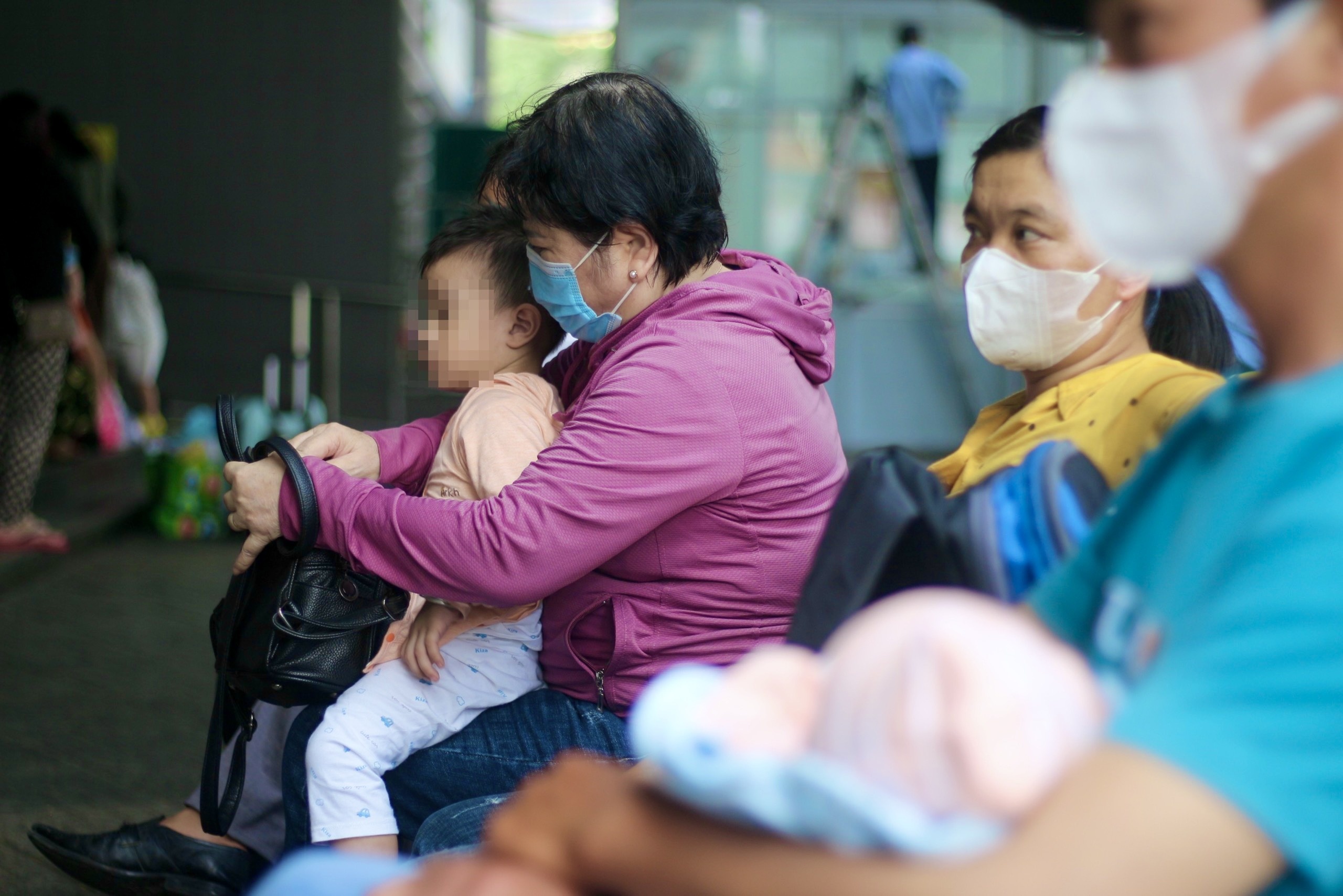 Nang nong, hang nghin tre nho tai TP.HCM phai vao vien moi ngay hinh anh