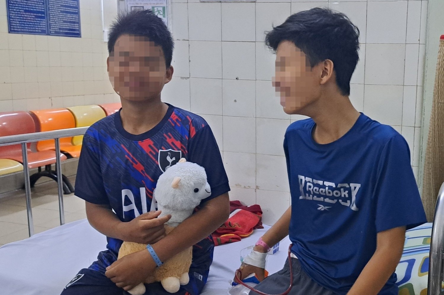 2 tre bi ngo doc Botulinum o TP.HCM van tho may, mot be duoc xuat vien hinh anh