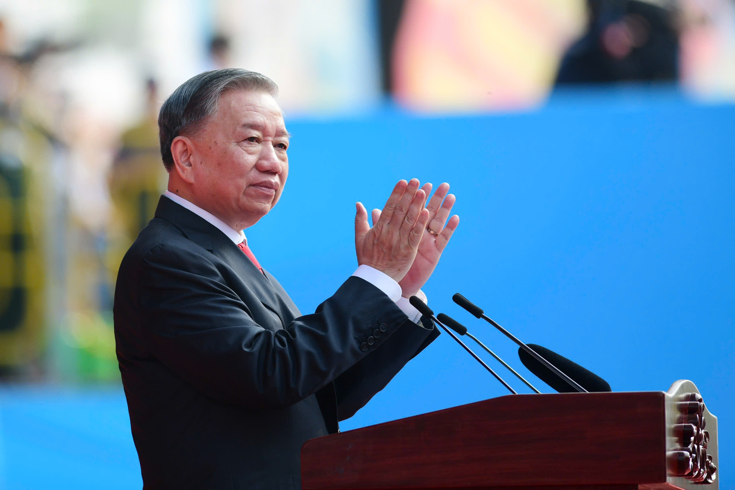 Tong Bi thu To Lam va cac lanh dao cao cap du dai le 30/4 hinh anh