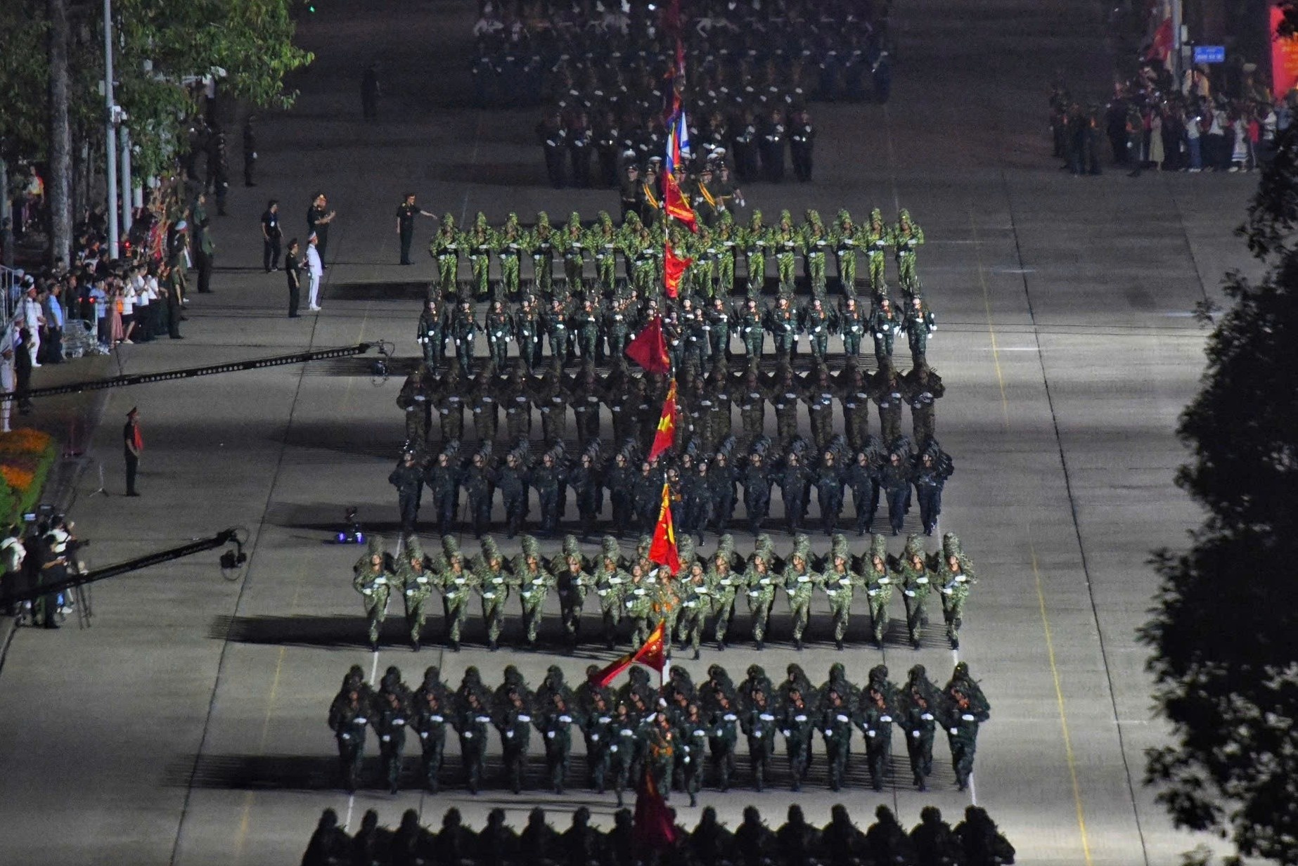 Dem hop luyen khi the tren Quang truong Ba Dinh hinh anh