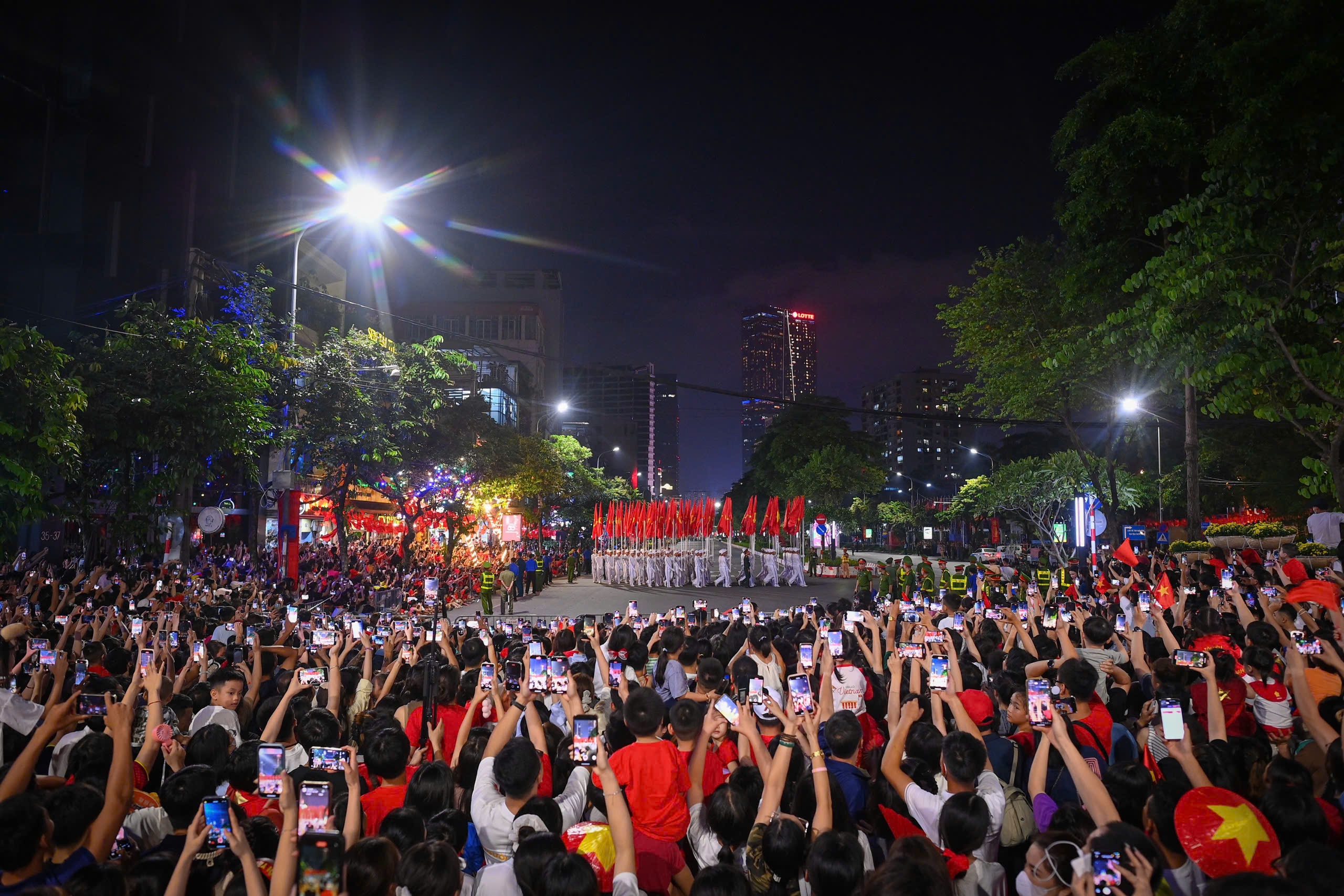 Khoanh khac cac doan dieu binh xuong pho, di giua vong tay nhan dan hinh anh