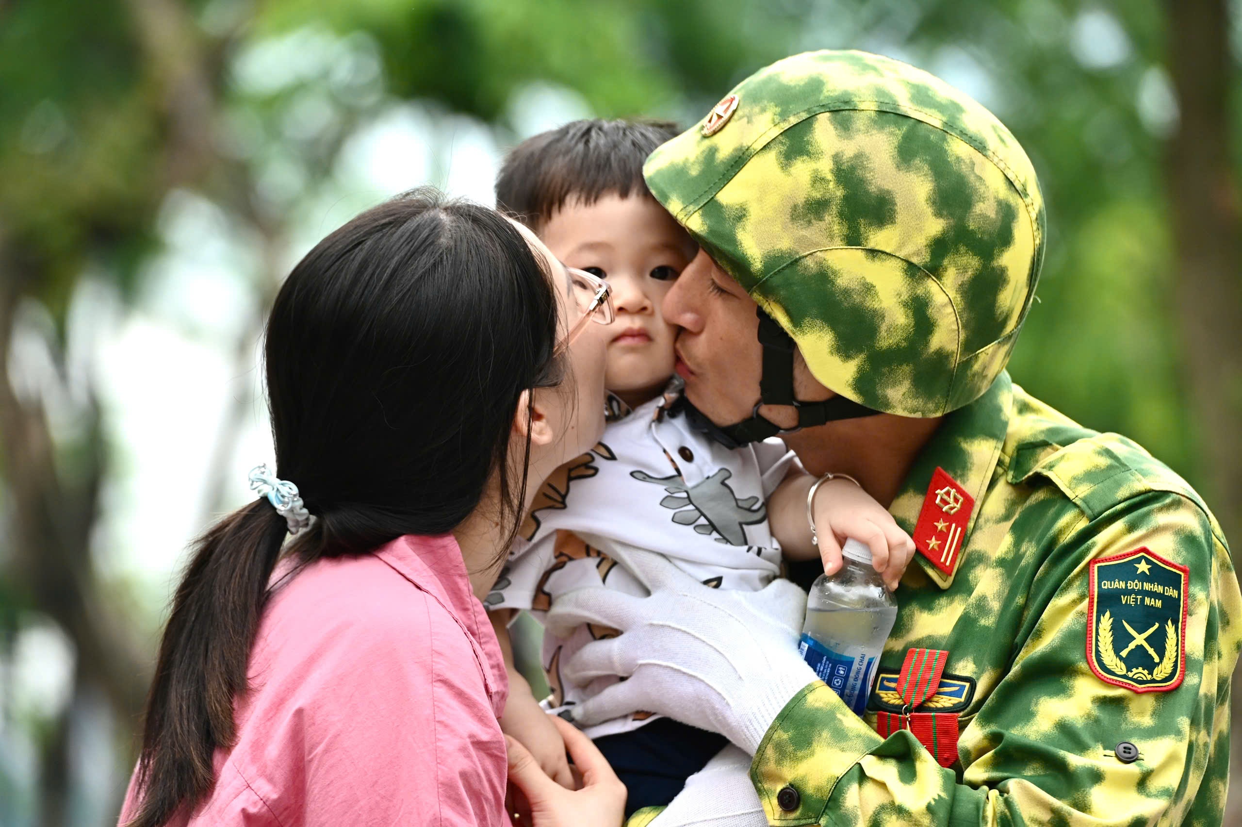 Nu hon tai hop vo va con trai sau 3 thang cua chien si Phong hoa hinh anh