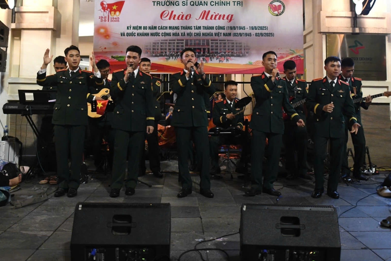 Chien si khoe giong hat noi luc khi giao luu van nghe truoc tong duyet hinh anh