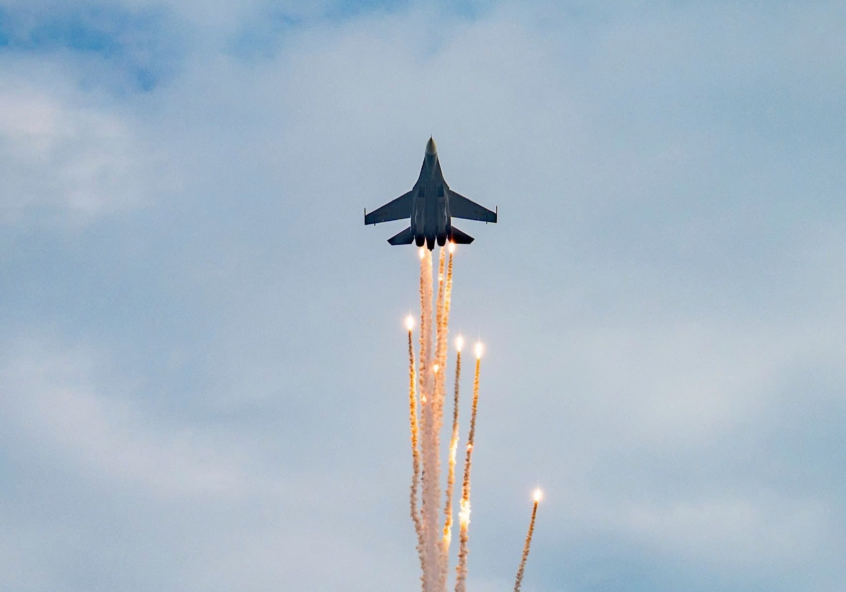 Khoanh khac Su-30 tha bay nhiet lam bung no cam xuc hinh anh