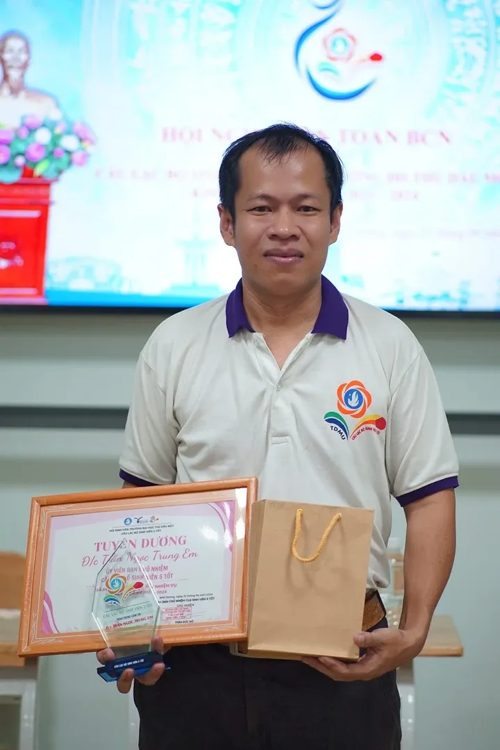 Tot nghiep dai hoc anh 4