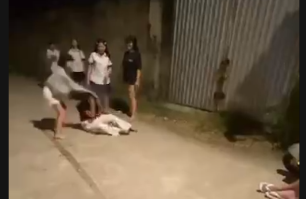 hanh hung nu hoc sinh anh 2