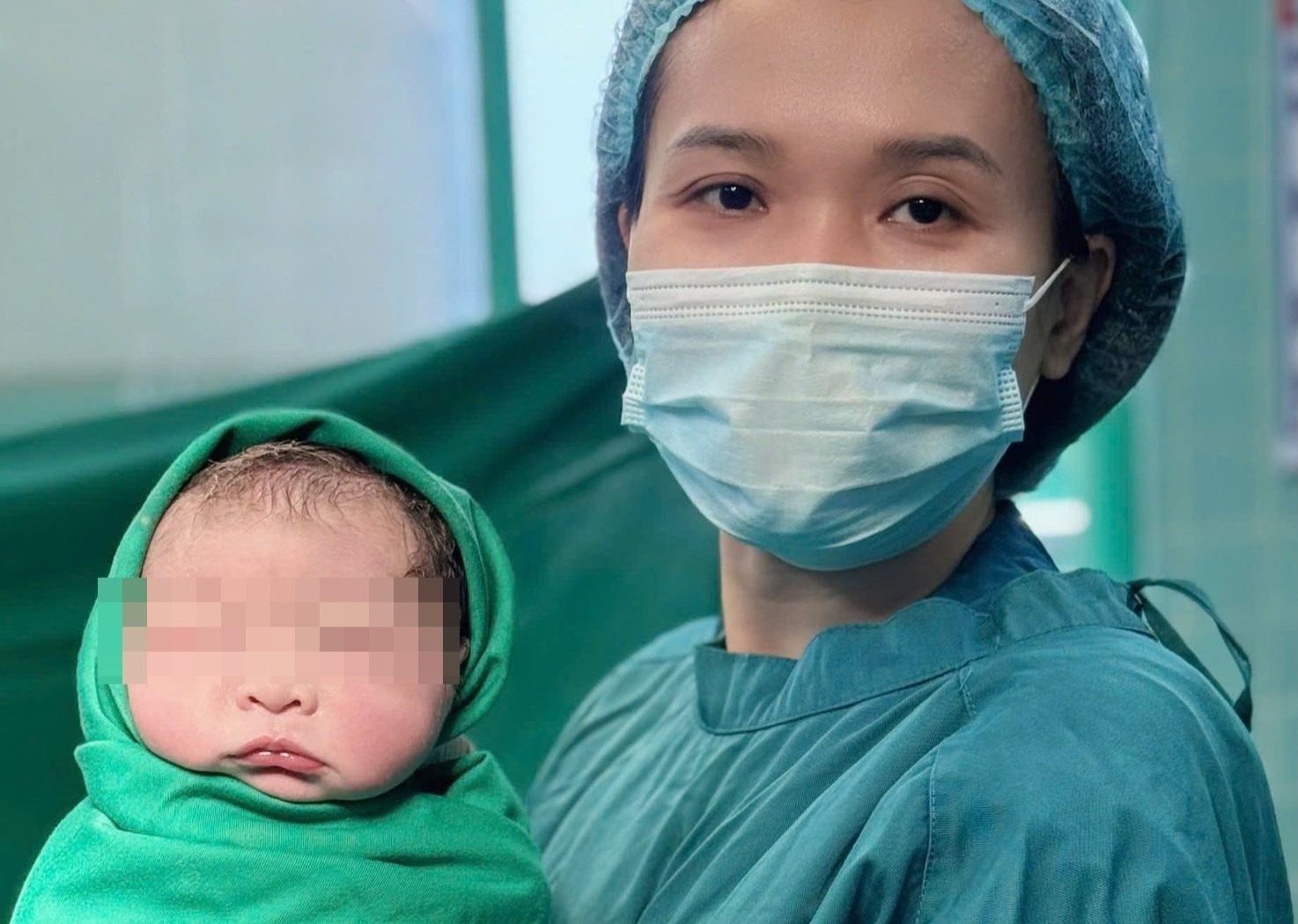 Bac si thot tim vi be so sinh co can nang hiem gap hinh anh