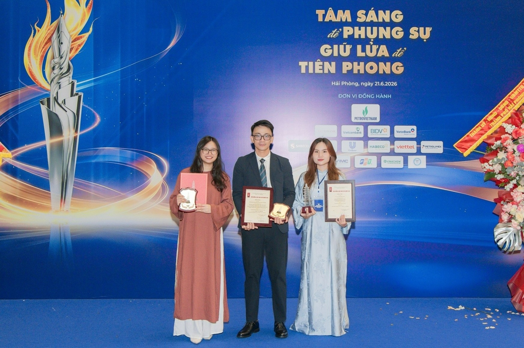 Tap chi Tri Thuc - Znews doat 2 giai Bao chi quoc gia lan thu XX hinh anh