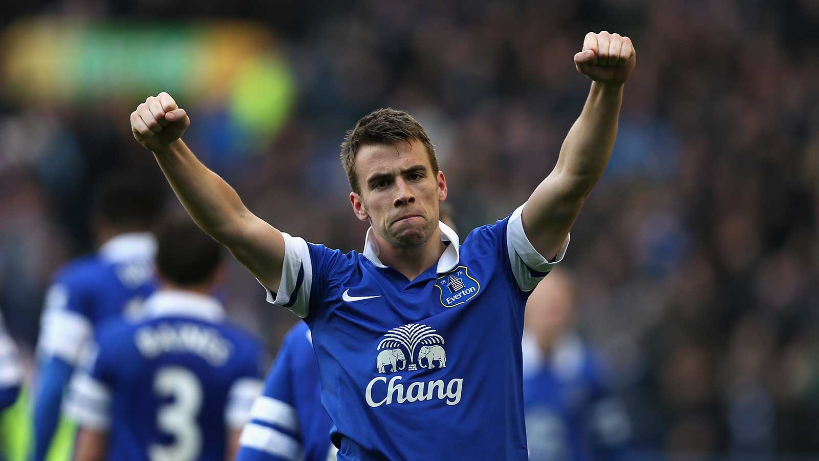 4. Seamus Coleman (Everton): Với nền tảng thể lực, kỹ thuật cá nhân cũng như tốc độ tuyệt vời, cầu thủ người Ireland được đánh giá là một trong những hậu vệ phải tốt nhất Premier League hiện nay. “Quỷ đỏ” xem hậu vệ 26 tuổi là mục tiêu thứ 2 ở vị trí  hậu vệ phải đề phòng trường hợp không thuyết phục được Nathaniel Clyne. Ảnh: Soccer-infos.