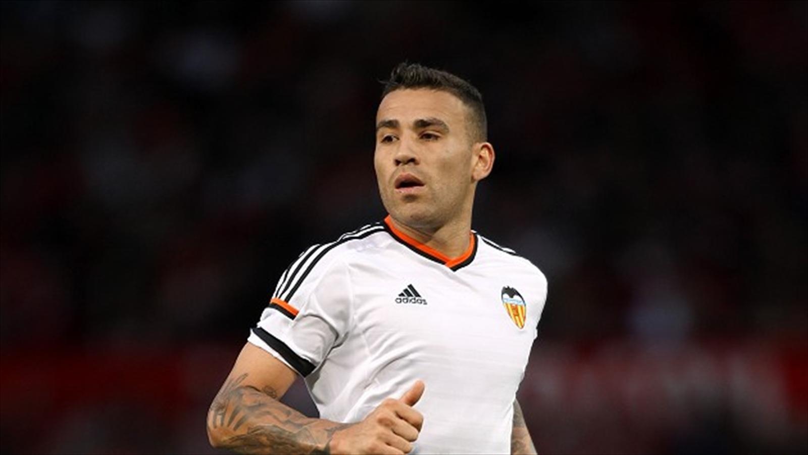 2. Nicolas Otamendi (Valencia): Báo chí Anh đưa tin, M.U đã đạt thỏa thuận cá nhân với tuyển thủ Argentina. Theo đó, mức phí “Quỷ đỏ” phải trả lên đến 36,5 triệu bảng vì hợp đồng của cựu sao Porto với “Bầy dơi” còn hiệu lực đến năm 2018. Mùa giải năm nay, Otamendi thi đấu chắc chắn và hiệu quả. Anh góp công lớn giúp Valencia góp mặt trong nhóm 4 đội dự Champions League của La Liga. 