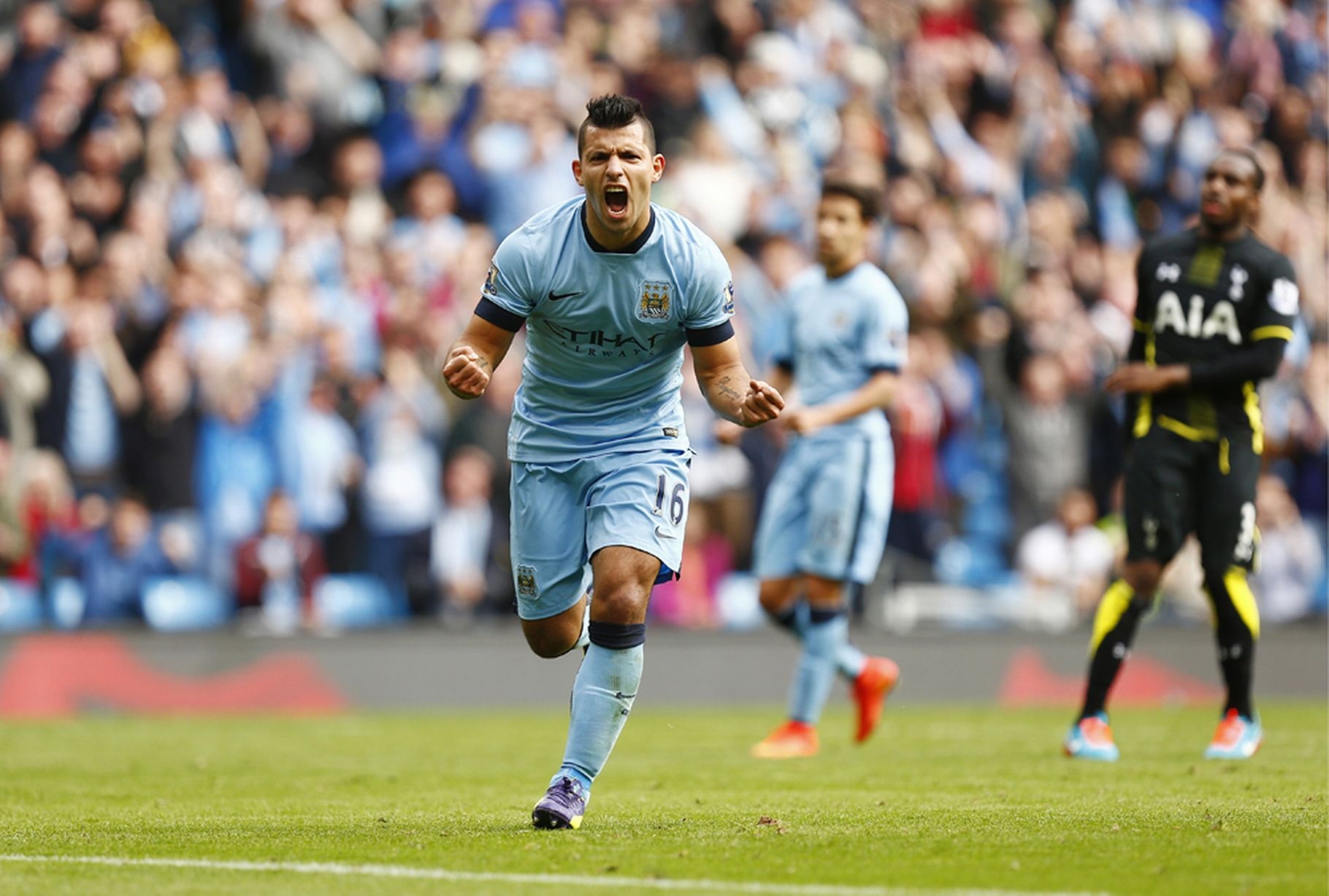 8. Manchester City 4-1 Tottenham: Trận đấu thuộc vòng 8 giải Ngoại hạng là “show trình diễn” của riêng Sergio Aguero. Trên sân Etihad, tuyển thủ Argentina có cú poker đáng nhớ nhất trong sự nghiệp của mình. Những pha lập công của tiền đạo 26 tuổi lần lượt ở phút 13, 20, 68 và 75. Spurs chỉ có 1 bàn thắng danh dự được ghi do công của tiền vệ Christian Eriksen. Ảnh: Mirror.  