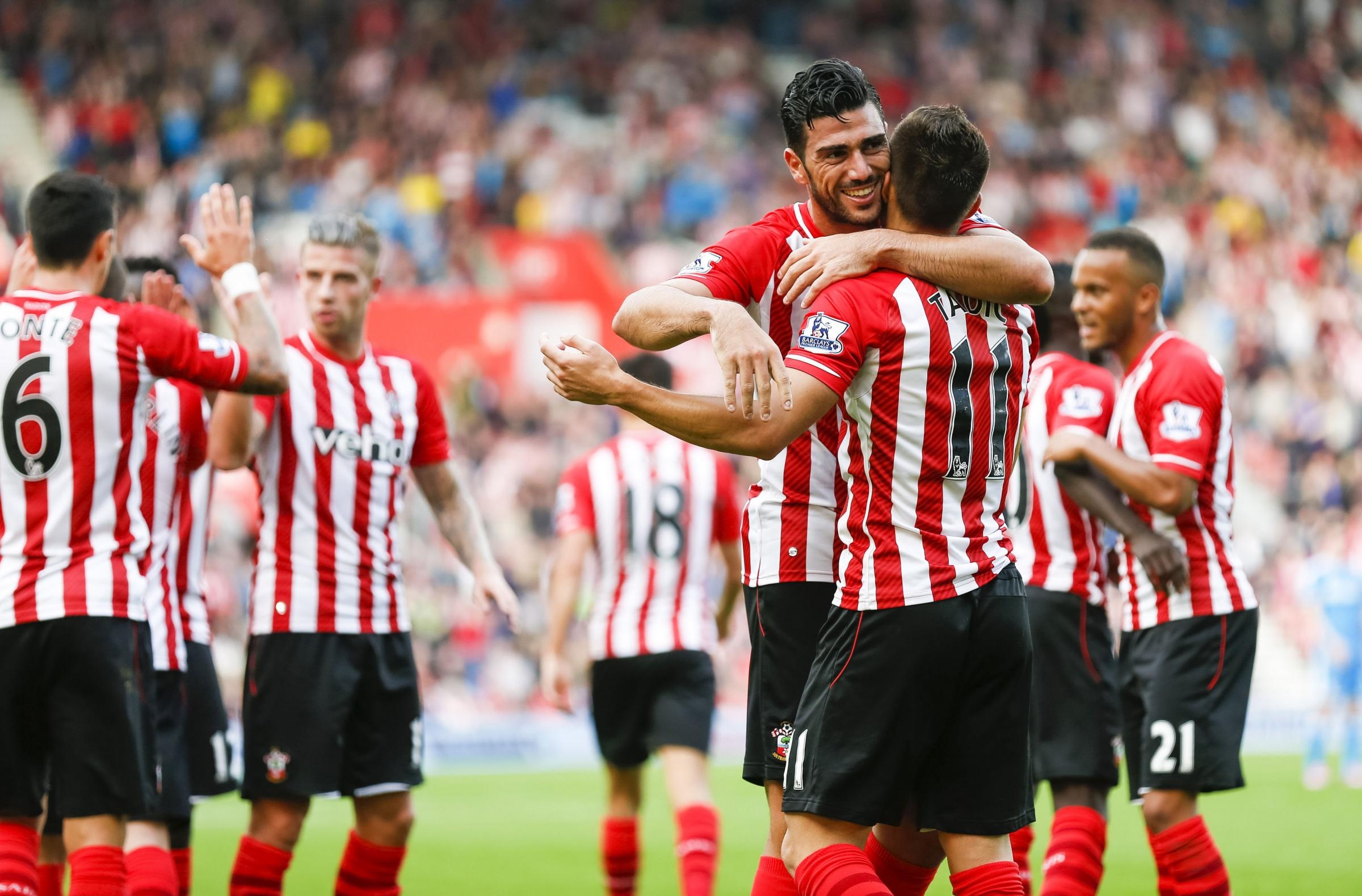 4. Southampton 8-0 Sunderland: Đoàn quân HLV Ronald Koeman có chiến thắng với tỷ số đậm nhất Premier League mùa giải năm nay. Trong một ngày đối thủ chơi quá thăng hoa, những John O’shea, Vito Manone, Gus Poyes chỉ còn cách bất lực nhìn hàng công của Southampton dễ dàng ghi 5 bàn thắng. Không những vậy, “Mèo đen” còn tự kết liễu mình với 3 pha phản lưới nhà. Ảnh:  Dailyecho.