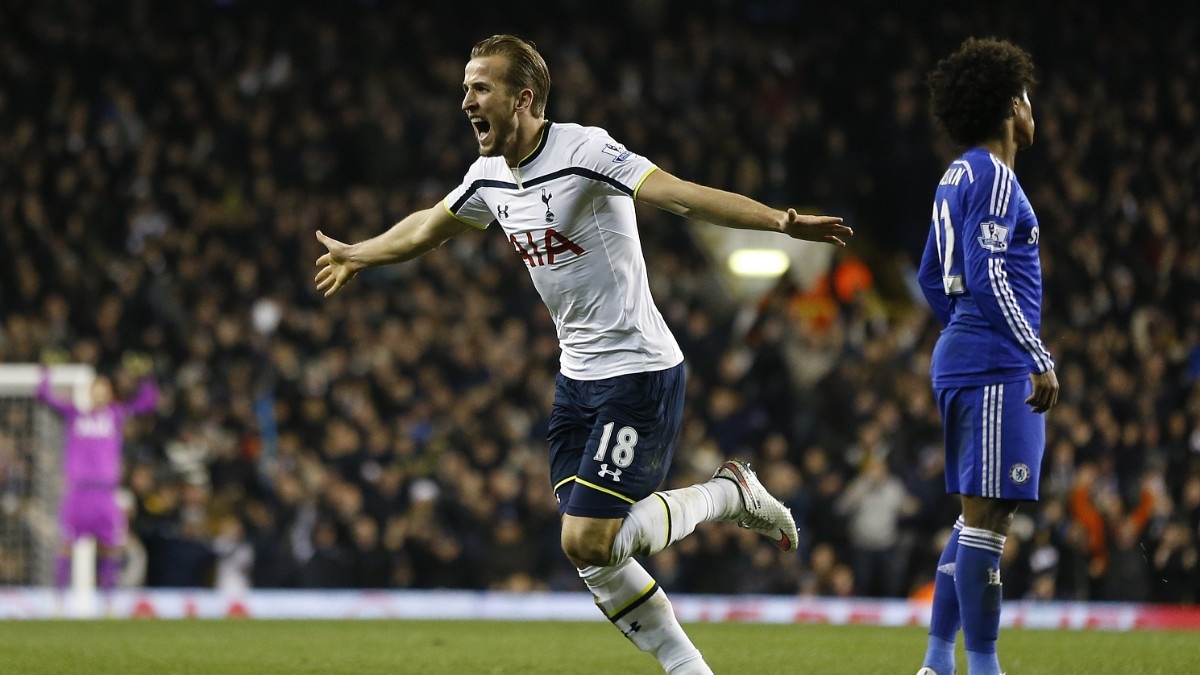 1. Tottenham 5-3 Chelsea: Trong những ngày đầu năm 2015, khán giả được thưởng thức một bữa tiệc bóng đá mãn nhãn. Dù bị dẫn trước từ cú sút cận thành của Diego Costa, Spurs có một trận đấu thăng hoa trước kình địch cùng thành phố. Harry Kane tiếp tục sắm vai người hùng với 2 bàn thắng cùng 2 đường kiến tạo. Các pha lập công còn lại do công của Danny Rose, Andros Towsend và Nacer Chadli. HLV Mourinho đã phản ứng gay gắt khi đội bóng của ông không được hưởng quả 11m vào phút 69. Tuy nhiên, những gì Chelsea làm được chỉ là 2 pha rút ngắn tỷ số của Hazard và Terry.      