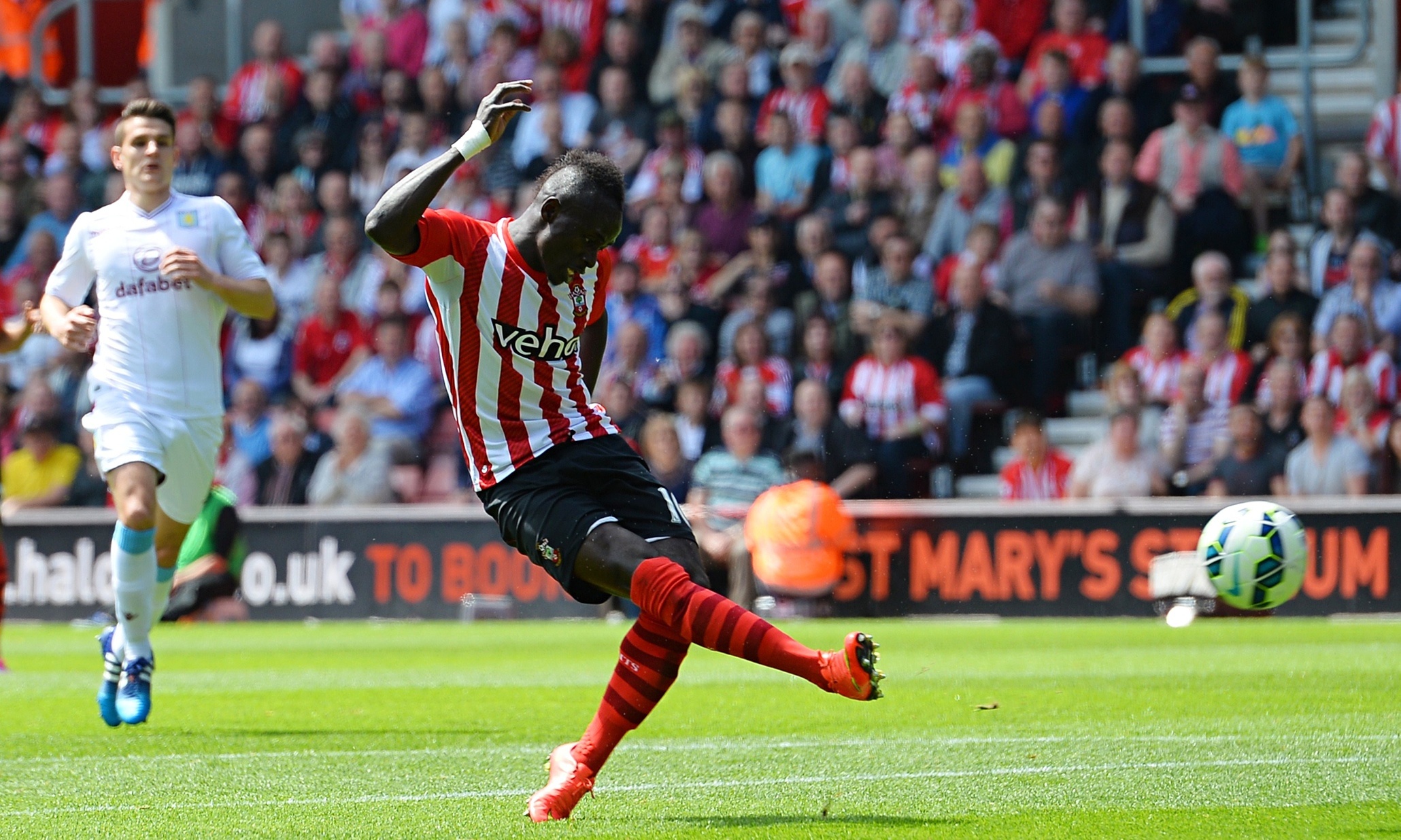 9. Southampton 6-1 Aston Villa: Có lẽ HLV Tim Sherwood muốn giữ sức cho các học trò trong trận chung kết FA Cup mà quên đi họ đang nằm trong nhóm có nguy cơ xuống hạng. Sự chủ quan khiến họ phải nhận đến 6 bàn thua, trong đó có 3 bàn của tiền đạo Sadio Mane. Chân sút người Senegal chỉ mất 2 phút 56 giây để hoàn thành cú hattrick nhanh nhất lịch sử Premier League. 