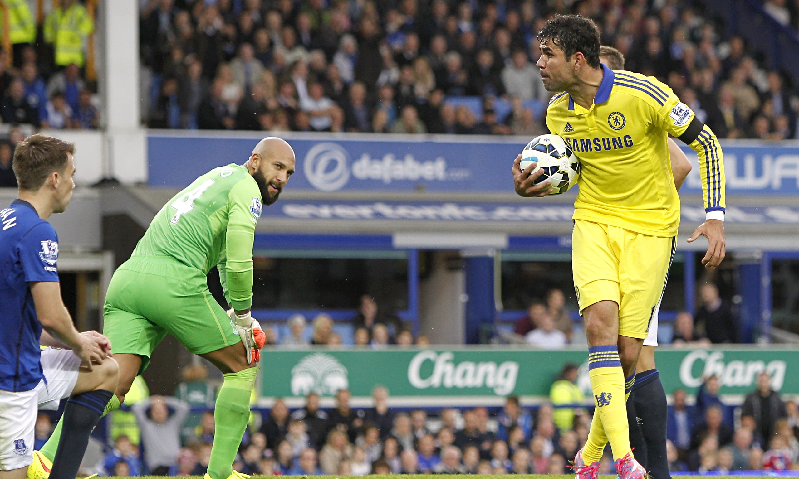 3. Everton 3-6 Chelsea: Trận đại chiến trên sân Goodison Park chứng kiến màn rượt đuổi tỷ số hết sức kịch tính. “The Blues” dù dẫn trước từ sớm nhờ pha lập công của Diego Costa và Ivanovic nhưng Everton chứng tỏ họ là đối thủ không hề dễ chơi. “The Toffes” liên tục rút ngắn tỷ số ở phút thứ 45, 69 và 76. Tuy nhiên, hàng thủ liên tục mắc sai lầm khiến đội chủ nhà phải nhận thêm 4 bàn thua ở các phút 67, 74, 77 và 90. Ảnh: Static.