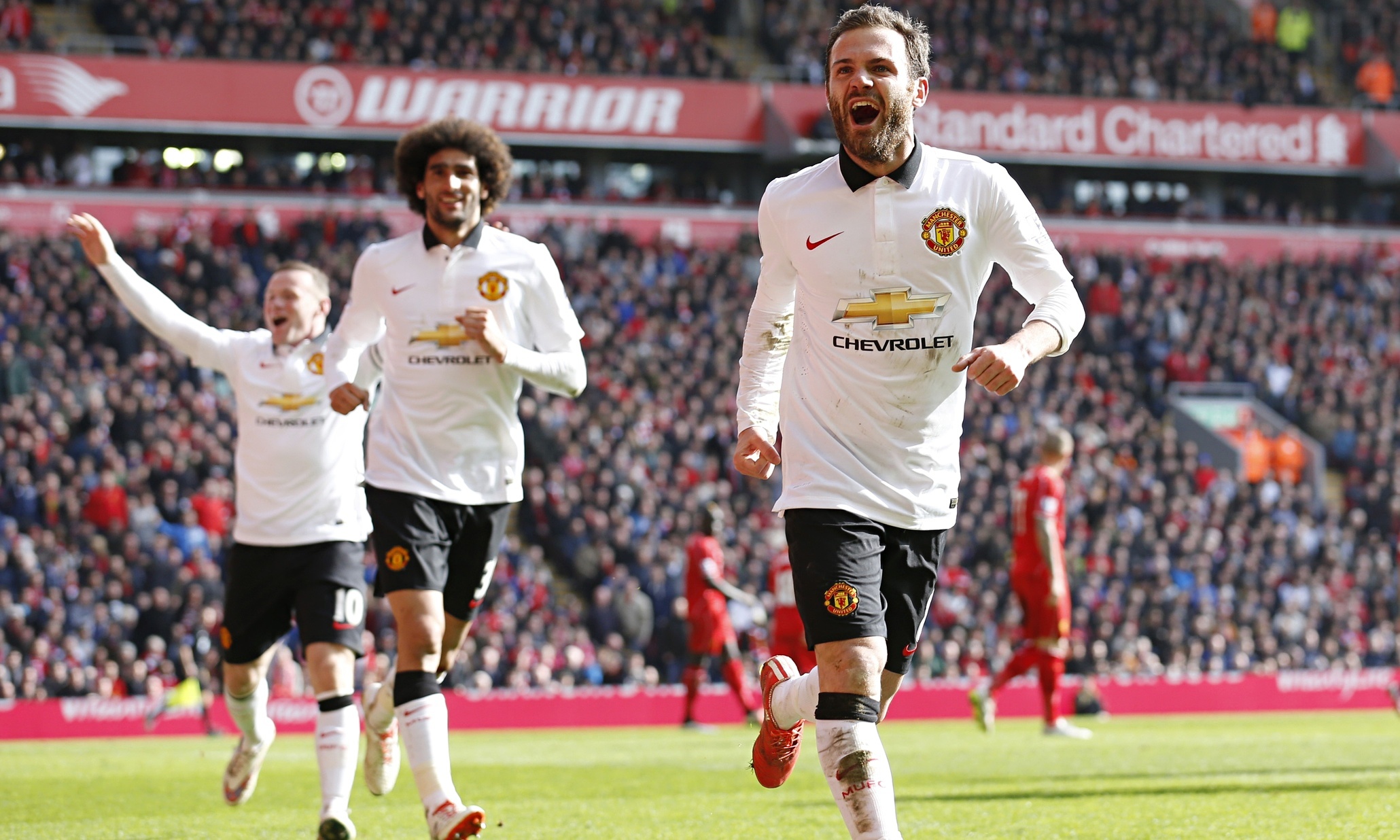 6. Liverpool 1-2 Manchester United: Thầy trò HLV VanGaal có một trận derby nước Anh đầy cảm xúc. M.U hành quân đến Anfield với tâm lý thoải mái và tự tin sau chiến thắng 3-0 trước Spurs. “Quỷ đỏ” nhập cuộc tốt và ghi được 2 bàn thắng đều do công của Juan Mata. Trong khi đó, Liverpool chỉ có bàn rút ngắn tỷ số do công của Daniel Sturridge ở phút thứ 69. Trận đấu còn để lại dấu ấn với pha phạm lỗi ngớ ngẩn của Steven Gerrard ở đầu hiệp 2. Trong 1 pha tranh chấp, đội trưởng “The Kop” dẫm lên chân của Ander Herrera và phải nhận thẻ đỏ chỉ sau 40s vào sân. Ảnh: The Guardian.