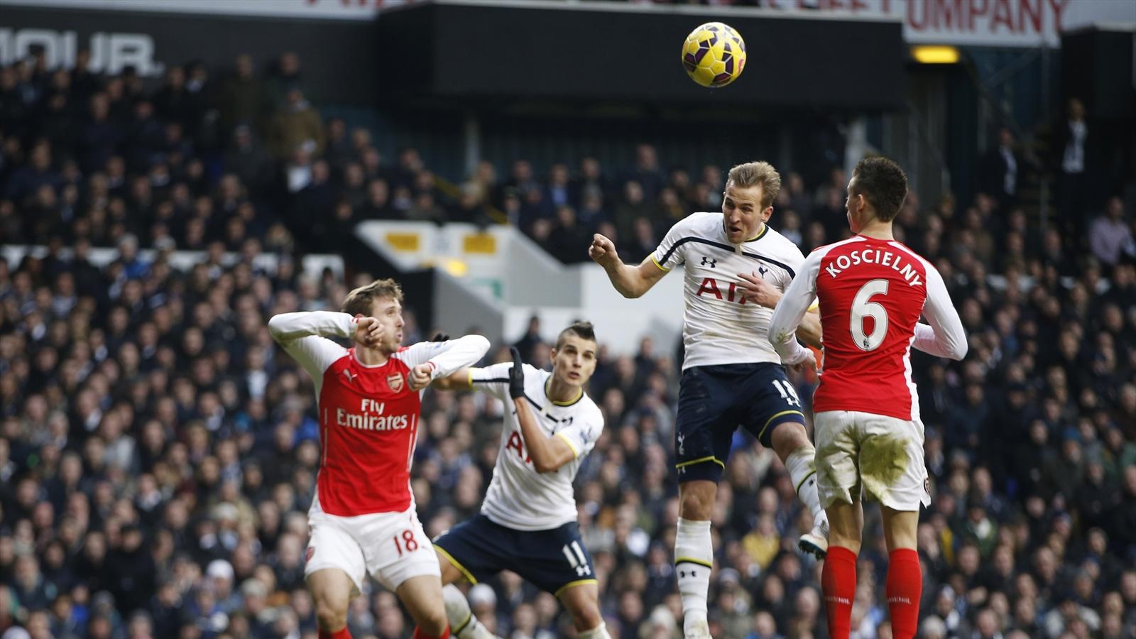 10. Tottenham 2-1 Arsenal: Trận derby thủ đô nước Anh luôn luôn nóng bỏng và nhiều bất ngờ. Trong trận đấu lượt về giải Ngoại hạng, đoàn quân của HLV Arsene Wenger hành quân đến White Hart Lane với tâm lý hưng phấn sau khi lần lượt đánh bại Manchester City (3-0) và Aston Villa (5-0). “Pháo thủ” có lợi thế từ sớm nhờ bàn thắng mở tỷ số của Mesut Ozil. Tuy nhiên, Arsenal mắc sai lầm nghiêm trọng khi chủ động nhường thế trận ho đối thủ để quay về phòng ngự co cụm. Do vậy, Spurs đã tận dụng cơ hội để lộn ngược dòng với cú đúp của tiền đạo Harry Kane vào phút thứ 56 và 86.