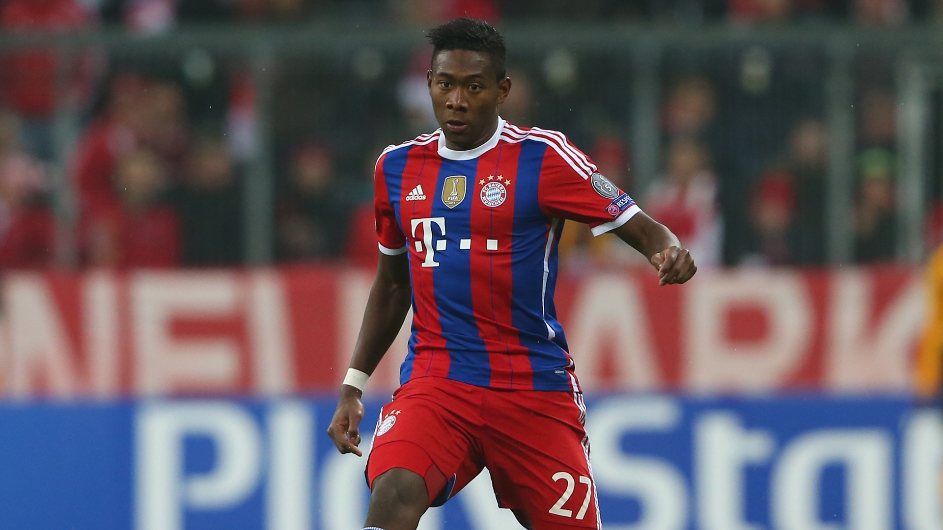 Tiền vệ trung tâm: David Alaba (Bayern Munich): Alaba đã khẳng định đẳng cấp hàng đầu trong những năm gần đây. Tiền vệ 23 tuổi sở hữu kỹ năng hoàn hảo trong cả tấn công lẫn phòng ngự. Bên cạnh đó, khả năng ghi bàn từ những cú sút phạt cũng là điểm mạnh của Alaba. Sự vắng mặt của anh là nguyên nhân khiến Bayern thảm bại trước Barcelona tại Champions League. Ảnh: RealFrance.