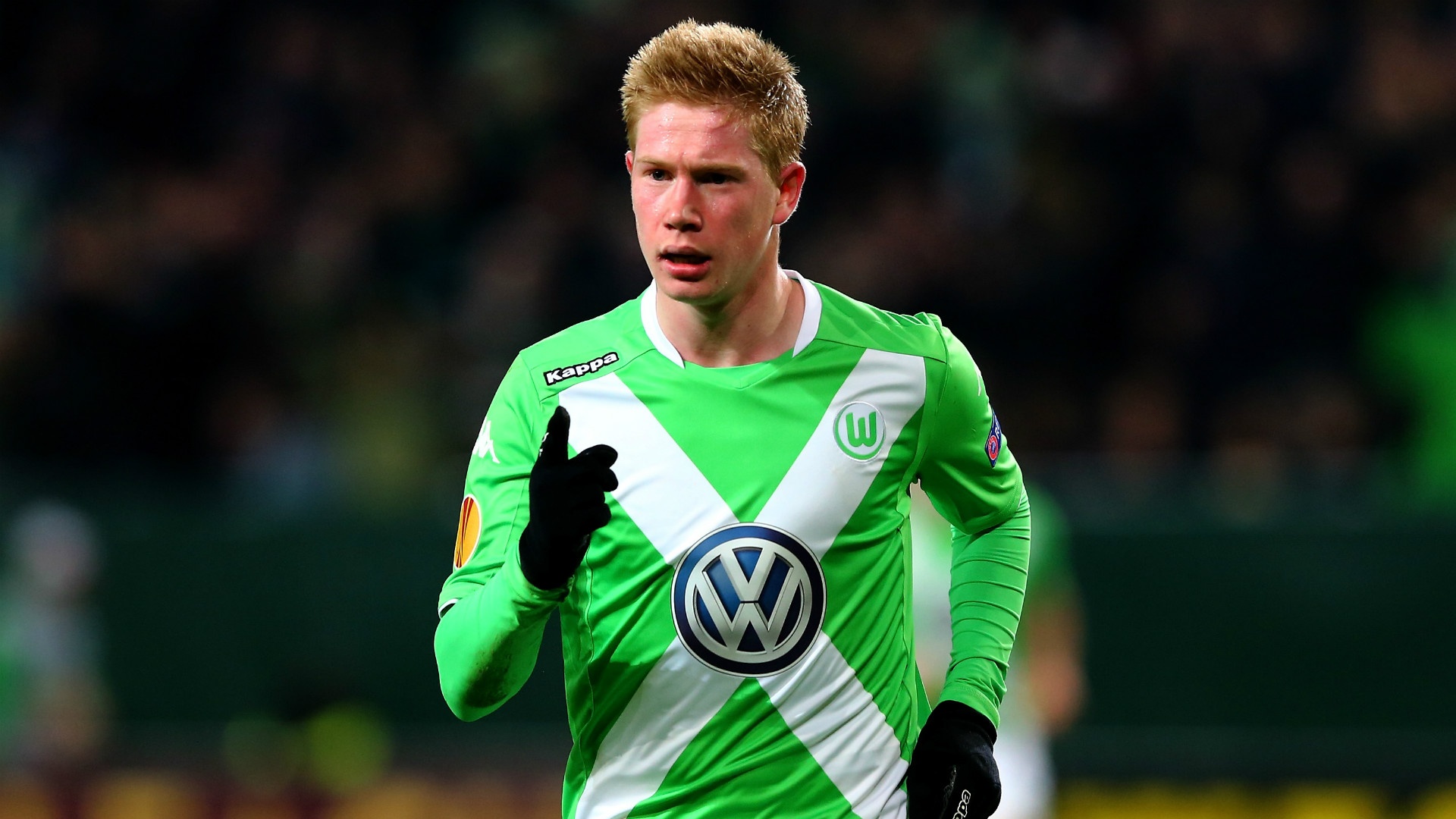 Tiền vệ phải: Kevin De Bruyne (Wolfburgs): Mourinho sẽ phải hối hận khi từng tống cổ tiền vệ 24 tuổi khỏi Stamford Bridge. Tại Bundesliga 2014/15, tuyển thủ Bỉ chơi thăng hoa giúp “Bầy sói” cán đích ở vị trí thứ 2 và giành danh hiệu cúp quốc sau khi đánh bại Dortmund. Bruyne là một trong những chân chuyền xuất sắc nhất châu Âu thời điểm hiện tại với 20 đường kiến tạo cùng 10 bàn thắng sau 34 lần ra sân. Ảnh: Goal.