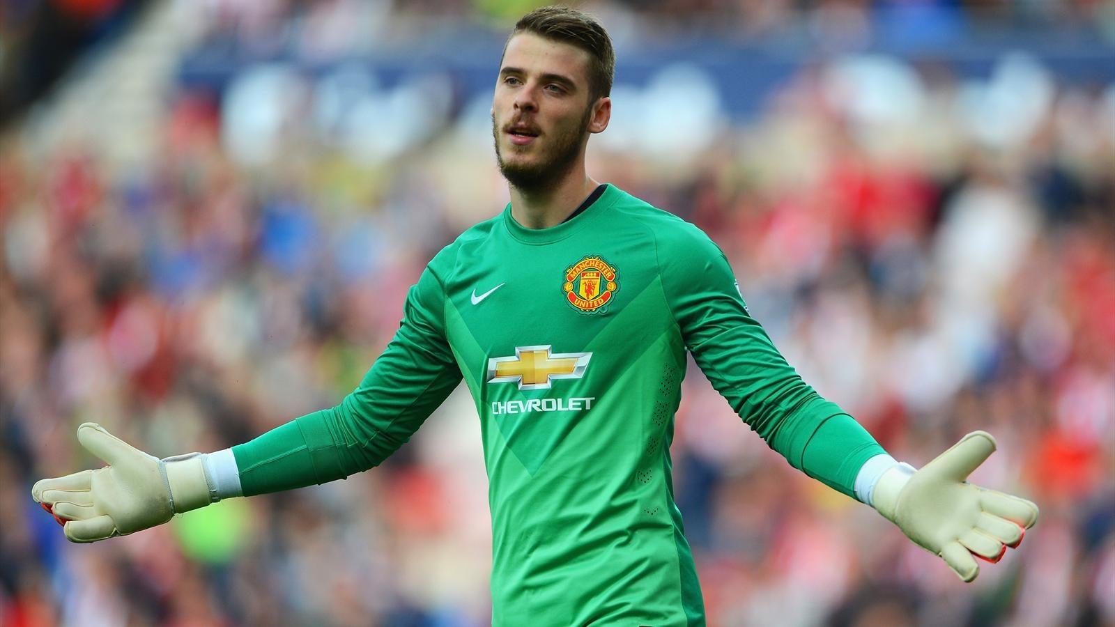  Thủ môn: David De Gea (Manchester United): Vai trò tại sân Old Trafford của cựu cầu thủ của Atletico Madrid  là không thể thay thế. De Gea là nhân tố chính giúp “Quỷ đỏ” kết thúc mùa giải với một suất dự cúp C1. Tuyển thủ Tây Ban Nha sở hữu 93 pha cứu thua sau 37 lần ra sân, nhiều hơn so với các thủ môn hàng đầu khác như Manuel Neuer (48), Gianluigi Buffon (54), Iker Cassillas (77). Hiện tại, thủ thành của M.U là mục tiêu chuyển nhượng số 1 của Real Madrid. Ảnh: Getty.
