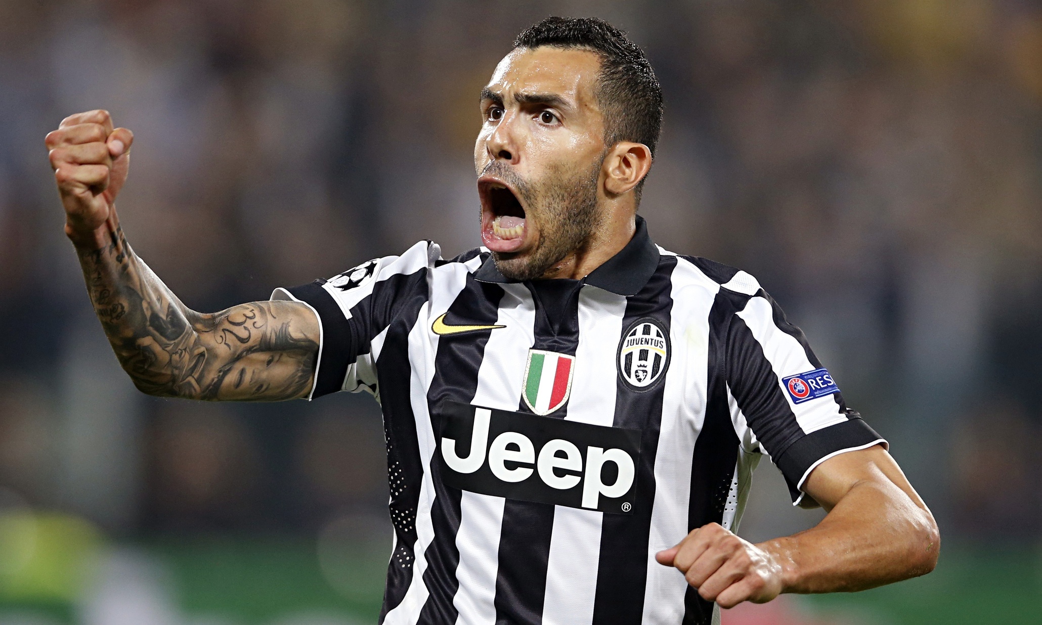 Tiền đạo: Carlos Tevez (Juventus):  Cựu cầu thủ Manchester City có một mùa giải thi đấu thăng hoa. Tevez ghi 20 bàn thắng cùng 7 đường kiến tạo sau 32 lần ra sân tại Serie A. Với lối chơi mạnh mẽ nhưng không kém phần tinh tế, “El Apache” là trụ cột không thể thay thế trong đội hình của nhà vô địch Italy. Ảnh: Guardian.