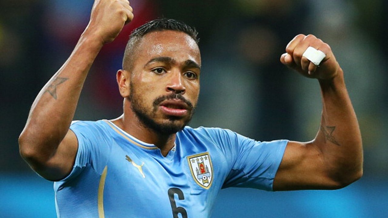 Hậu vệ trái: Alvaro Pereira (Uruguay): Cầu thủ thuộc biên chế Inter thể hiện phong độ ấn tượng tại World Cup 2014 và sẵn sàng tỏa sáng tại Copa America. Anh vượt qua các ứng viên khác như Filipe Luis và Marcos Rojo để gianh vị trí hậu vệ trái trong đội hình này.  Ảnh: Vimeo.