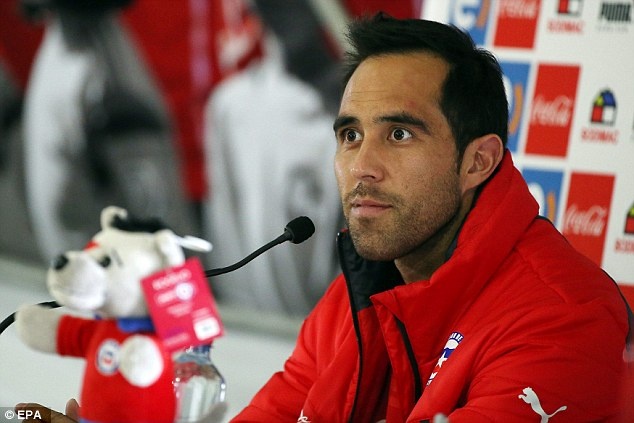 Thủ môn: Claudio Bravo (Chile): Cựu cầu thủ Real Sociedad chuyển đến Camp Nou sau kỳ World Cup thành công và ngay lập tức khẳng định được tài năng tại CLB mới. Tại La Liga 2014/15, thủ thành 27 tuổi giữ sạch lưới đến 22 trận và sở hữu 73 pha cứu thua sau 38 lần ra sân. Bravo là nhân tố chính giúp Blaugrana giành cú ăn ba lịch sử trong mùa giải vừa qua.