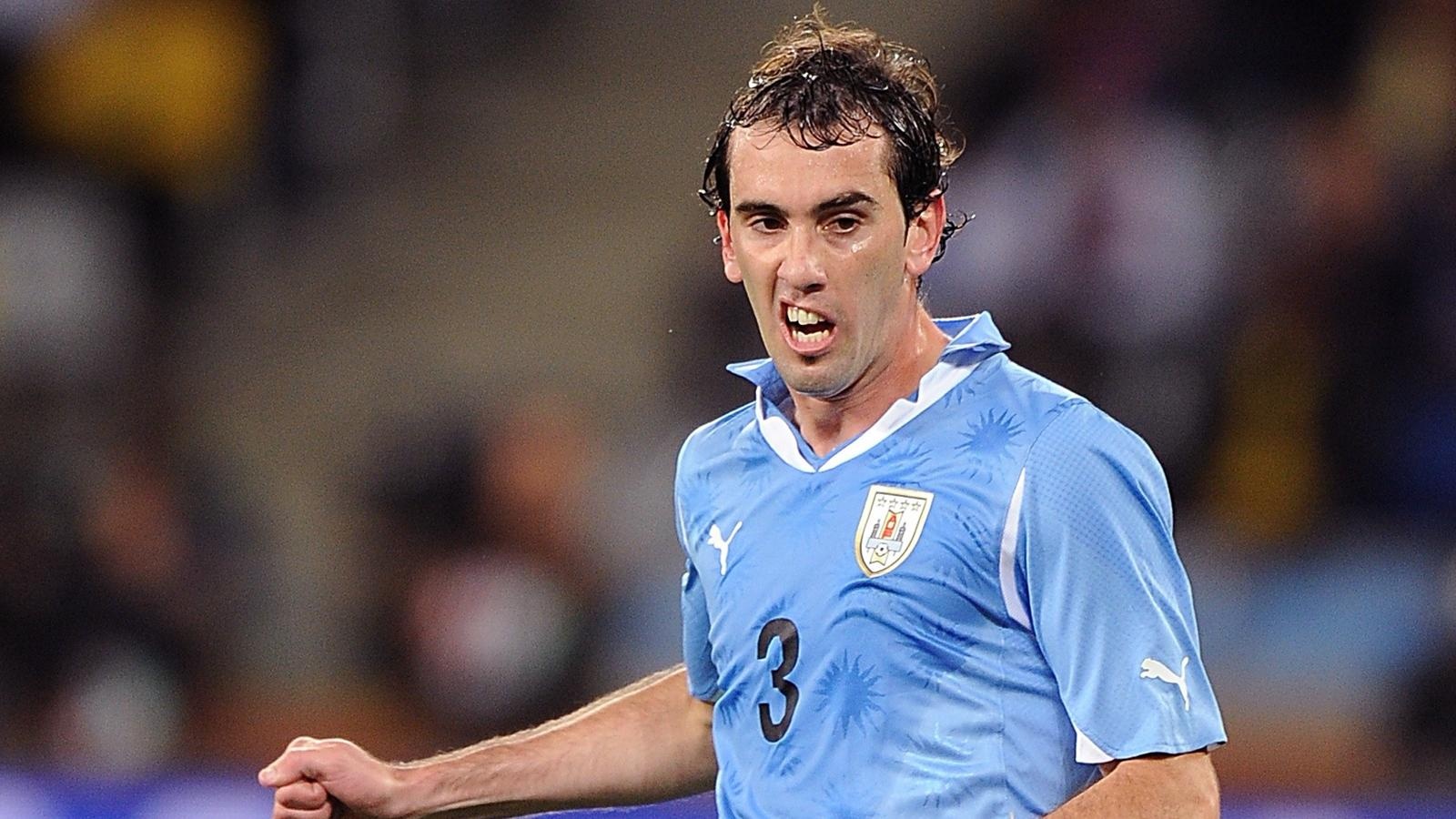 Trung vệ: Diego Godin (Uruguay): Trung vệ 29 tuổi là trụ cột không thể thiếu của Atletico Madrid trong những mùa giải vừa qua. Không chỉ chắc chắn trong phòng ngự, nhà cựu vô địch La Liga còn sở hữu những cú đánh đầu mạnh và hiểm hóc. Theo tờ Mirror, HLV Van Gaal sẵn sàng chi đậm để có chữ ký của Godin ngay trong hè này. Ảnh: Eurosport.