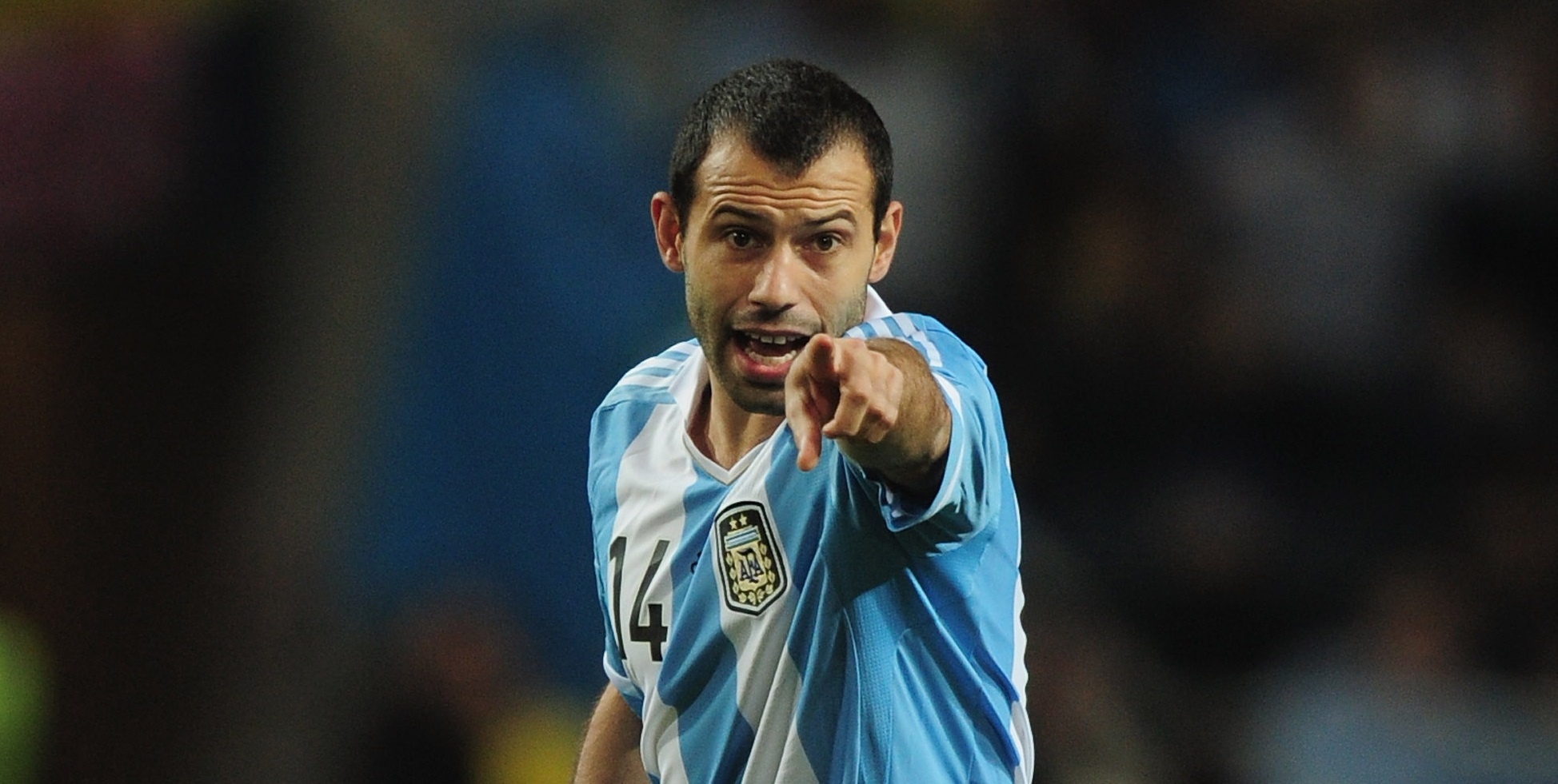 Tiền vệ: Javier Mascherano (Argentina): Sau thành công cùng Barcelona, tuyển thủ 29 tuổi khẳng định anh muốn tiếp tục nối dài chuỗi phong độ ấn tượng trong màu áo “Albicelestes”. Mùa giải vừa qua, cựu sao Liverpool thi đấu vô cùng ấn tượng trong vai trò một trung vệ. Mascherano đã khỏa lấp được khoảng trống mà huyền thoại Carles Puyol để lại tại Camp Nou. Tuy nhiên, anh sẽ được trở lại vị trí tiền vệ trung tâm quen thuộc của mình tại đội tuyển quốc gia Argentina. Ảnh: Tv3sport.