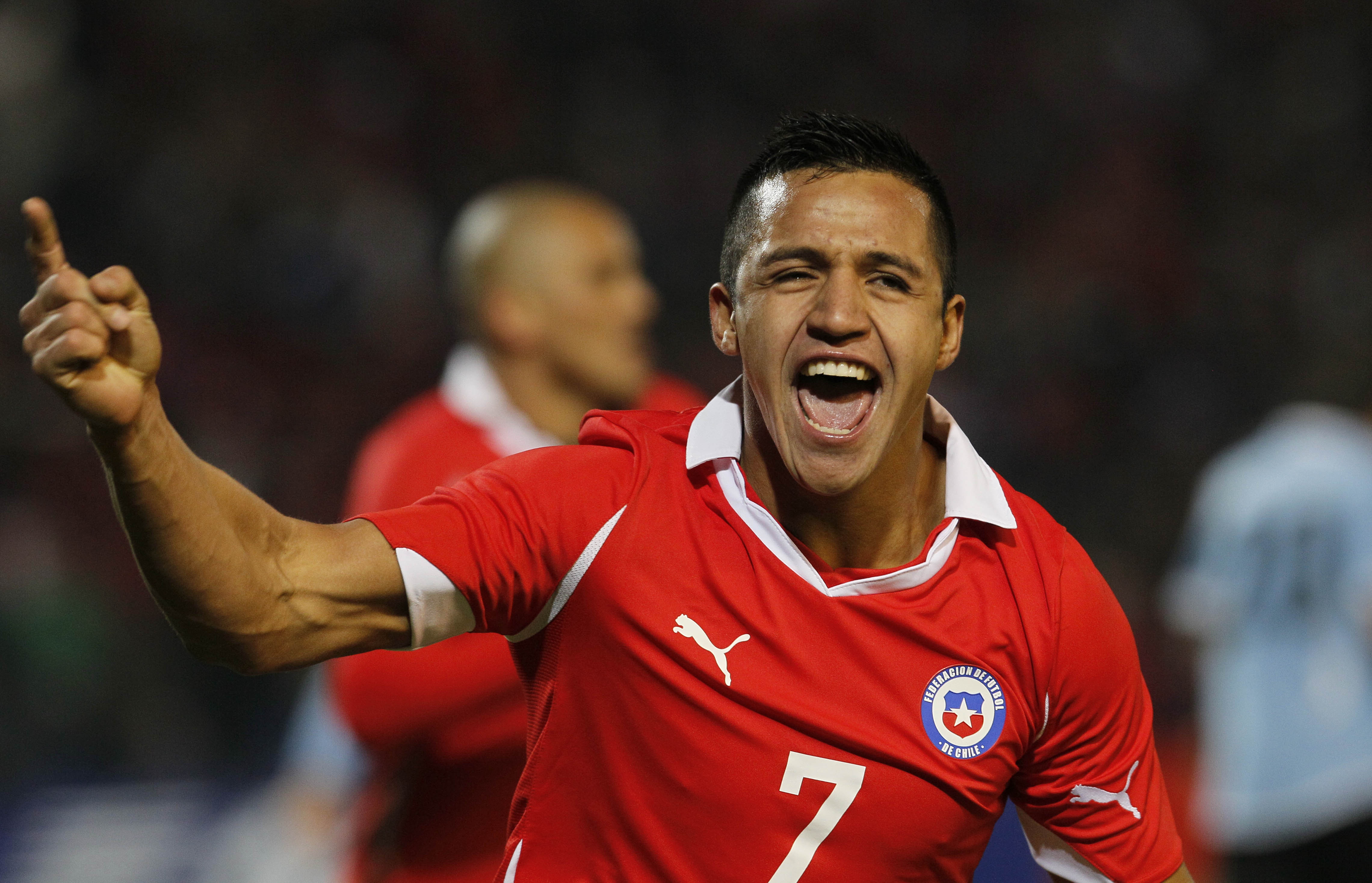 Tiền đạo: Alexis Sanchez (Chile): Cựu sao Barca thi đấu thăng hoa trong màu áo Arsenal. Chân sút 27 tuổi là vị trí không thể thay thế trong sơ đồ chiến thuật của HLV Arsene Wenger. Mùa giải vừa qua, anh ghi 25 bàn thắng sau 52 lần ra sân trên mọi mặt trận. Với phong độ đỉnh cao, anh sẵn sàng xuyên thủng bất cứ hàng phòng ngự nào tại Copa America.  Ảnh: Starmedia.