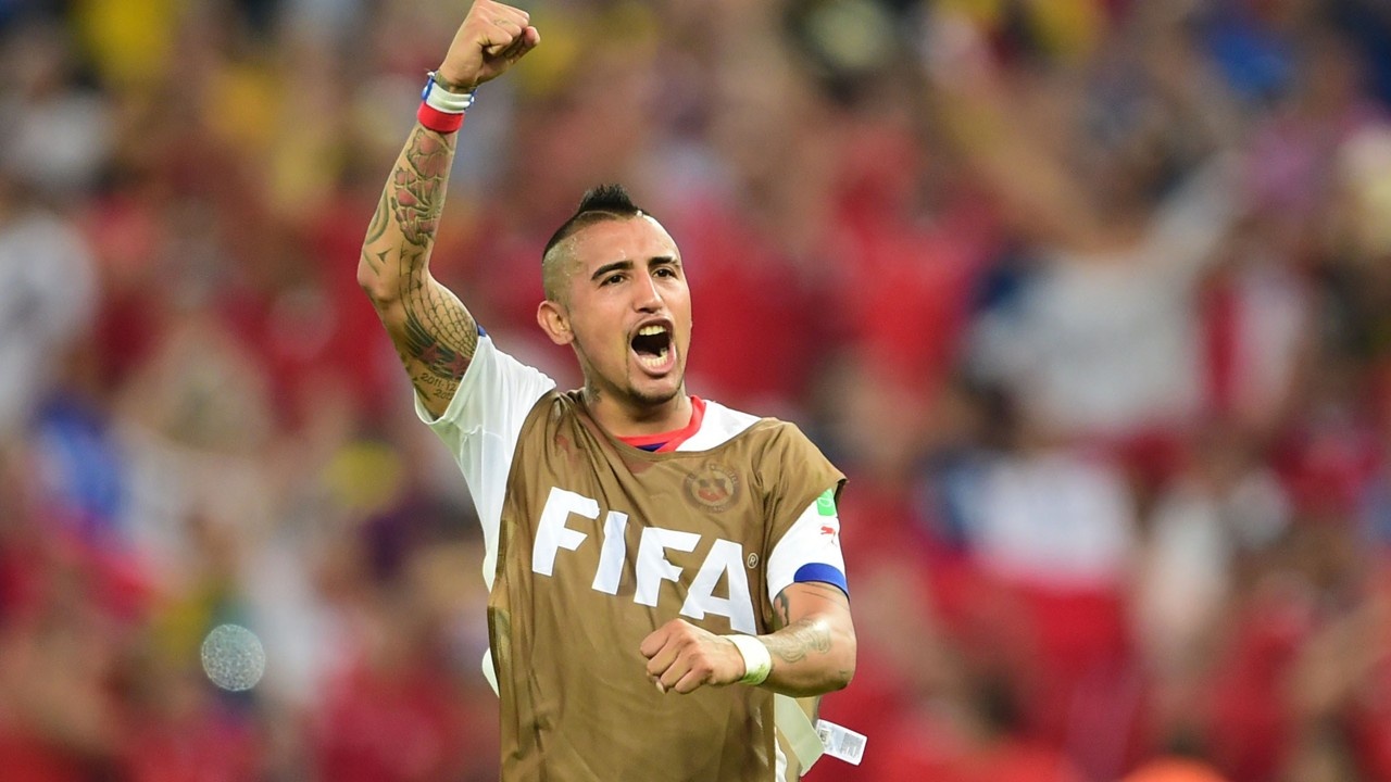 Tiền vệ: Arturo Vidal (Chile): Với thể lực dồi dào cùng lối chơi xông xáo không ngại va chạm, nhà vô địch Serie A sẽ làm nản lòng bất kỳ chân sút nào muốn tiếp cận vòng cấm của Chile. Tiền vệ 28 tuổi được kỳ vọng phối hợp ăn ý với chân sút Alexis Sanchez trên hàng công của chủ nhà Copa America. Ảnh: Beinsport.