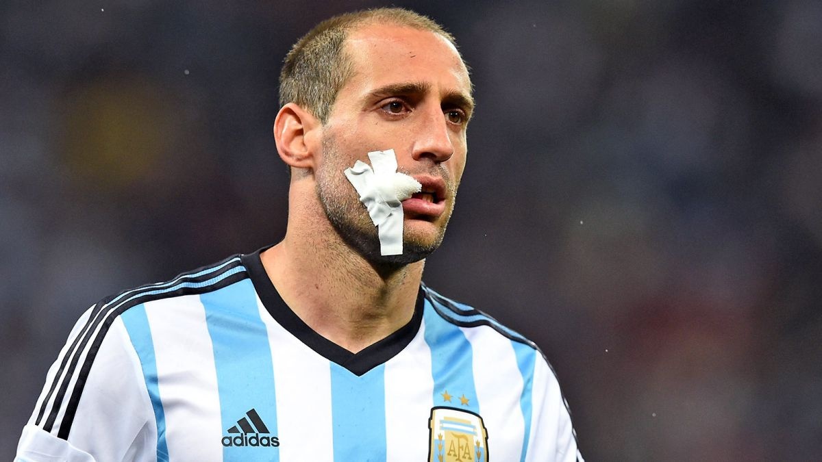 Hậu vệ phải: Paulo Zabaleta (Argentina): Cầu thủ của Manchester City là một trong số ít những hậu vệ thi đấu tốt ở cả cấp độ CLB và đội tuyển quốc gia trong những năm gần đây. Nhà á quân Premier League đặt quyết tâm giành chức vô địch Nam Mỹ sau thất bại tại World Cup 2014.  Ảnh: Fssta.