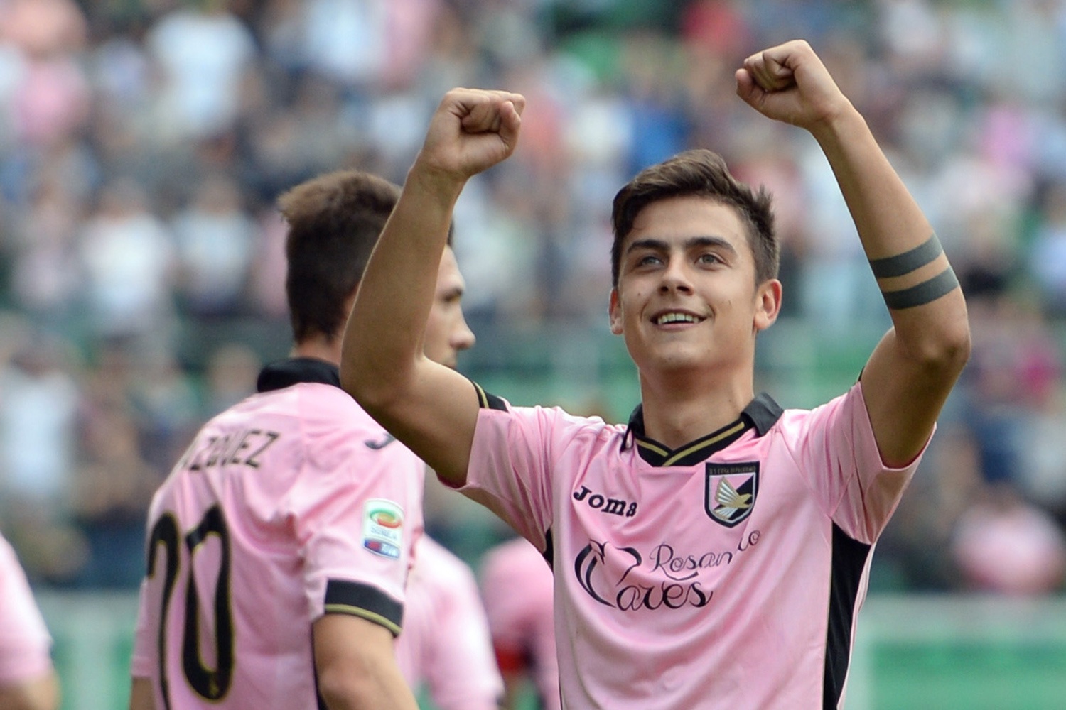 Tiền đạo phải: Paulo Dybala (Palermo): Juventus đã đi một bước dài trong công cuộc bảo vệ danh hiệu Scudetto khi nhanh chóng giành được sự phục phụ của chân sút người Argentina. Không chỉ là một tay săn bàn hàng đầu, Dybala còn là tiền đạo có số đường kiến tạo nhiều nhất tại Serie A với 13 lần lập công và 10 pha dọn cỗ cho đồng đội. Tevez và Morata hứa hẹn có thêm đối tác ăn ý trên hàng công của “Lão phu nhân”. Ảnh: Standard.