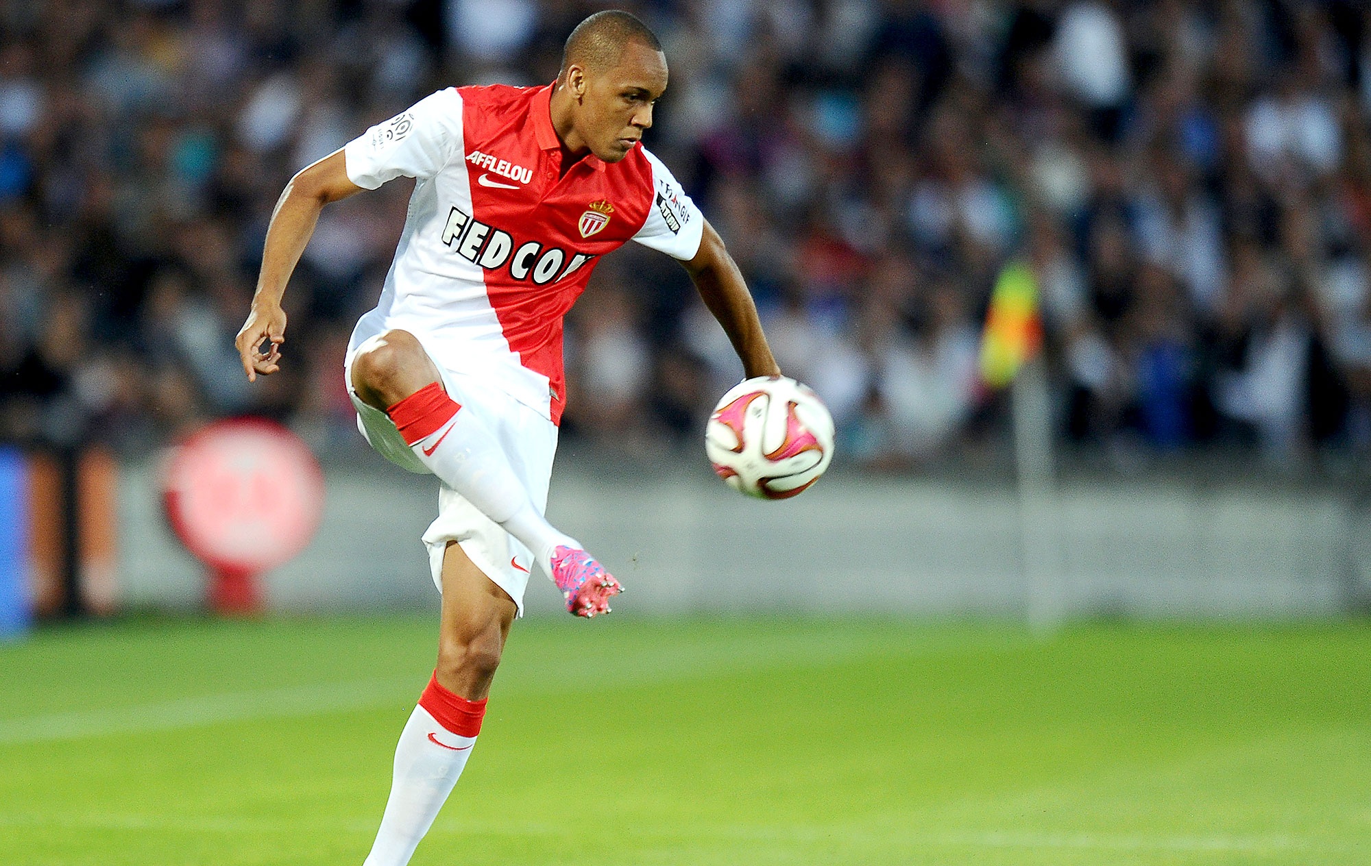 Hậu vệ phải: Fabinho (Monaco): Sau một mùa giải chơi bùng nổ, đội bóng công quốc đang nỗ lực đàm phán với Real Madrid để mua đứt sao mai người Brazil. Tại Ligue 1 2014/15, Fabinho thực hiện thành công 47 lần đoạt bóng trong chân đối thủ, điều mà không hậu vệ cánh nào tại Pháp làm tốt hơn.  Ảnh: Glbimg.