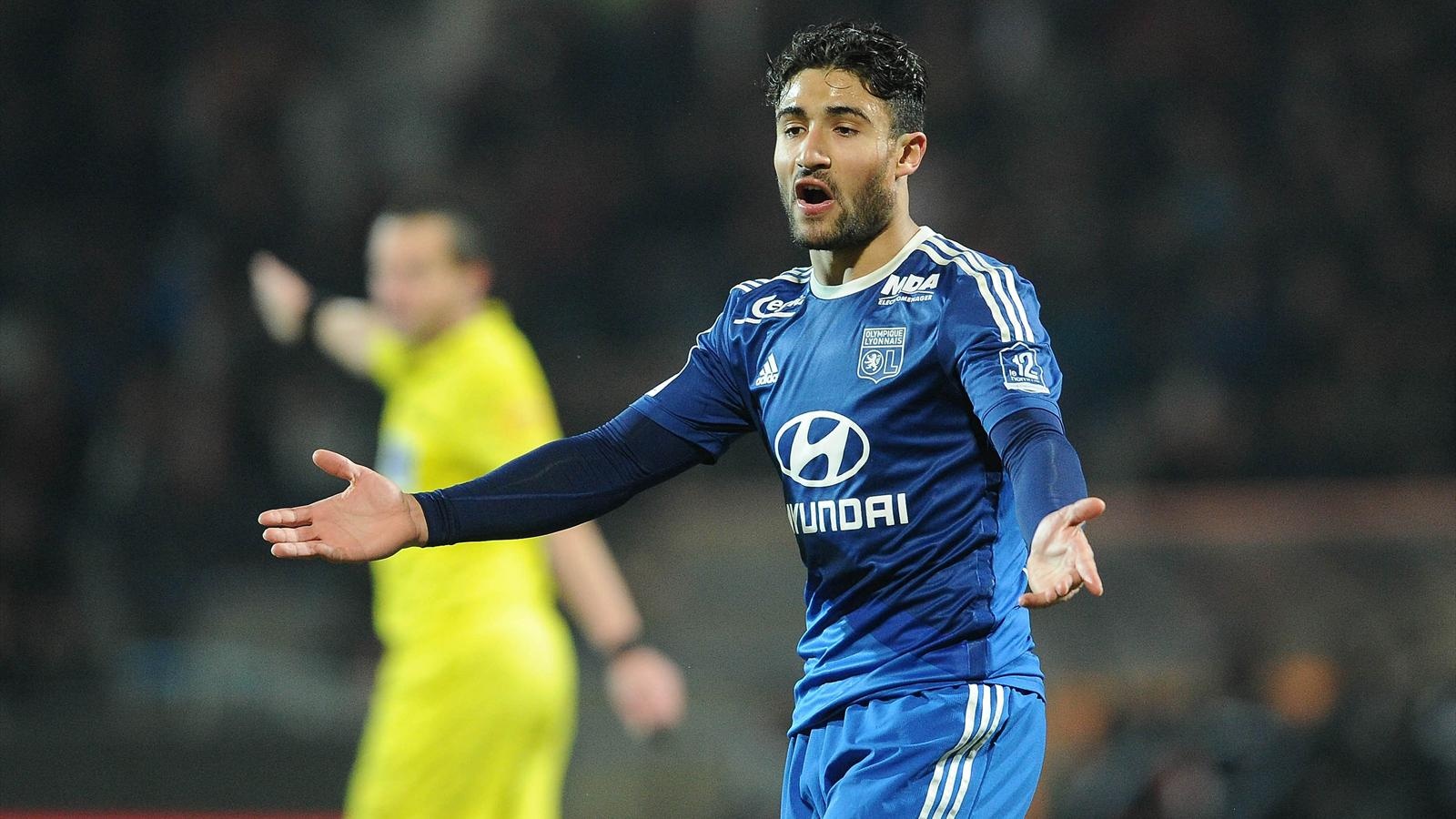 Tiền vệ trung tâm: Nabil Fekir (Lyon): Tiền vệ 21 tuổi vừa trải qua một mùa giải thành công trong màu áo “Les Gones”. Fekir ghi 14 bàn thắng, 9 đường kiến tạo và tạo ra đến 48 cơ hội cho đồng đội của mình. Anh góp công lớn giúp những chú sư tử Lyon kết thúc mùa giải với vị trí thứ 2.