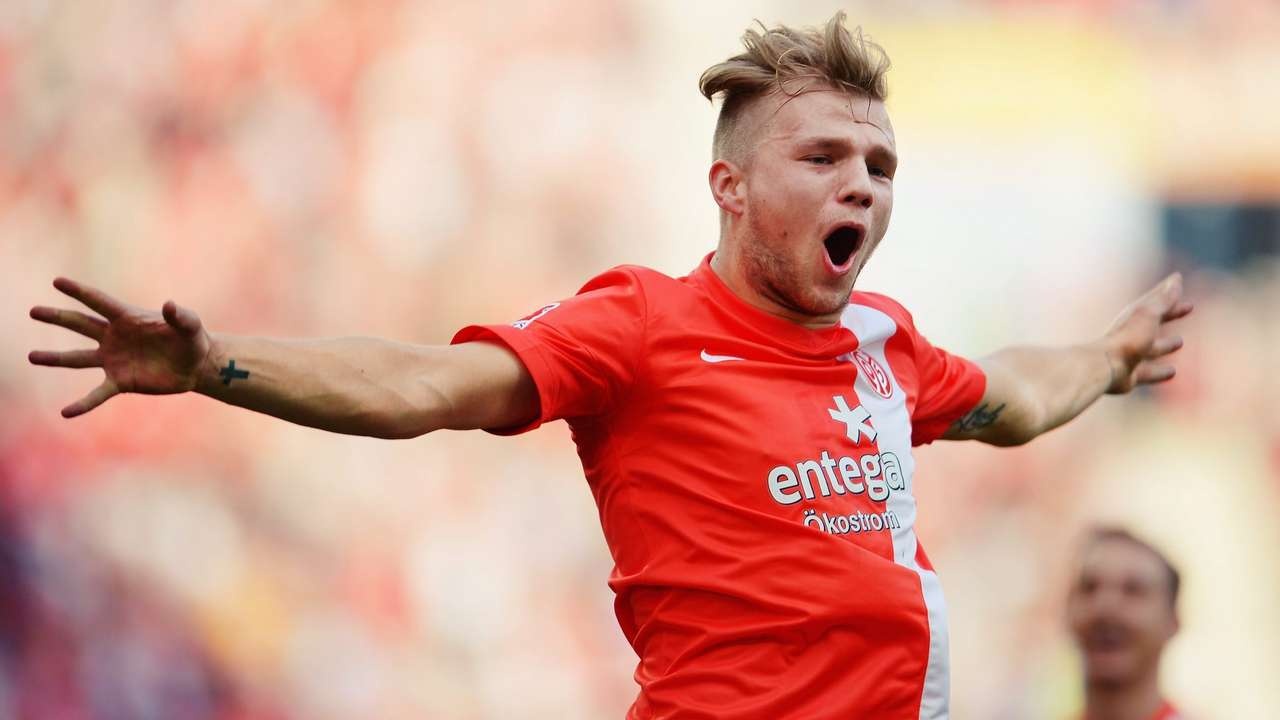 Tiền vệ phòng ngự: Johannes Jeis (Mainz): “Máy quét” người Đức chưa thể sánh với các ngôi sao hàng đầu thế giới nhưng Jeis vẫn tỏ ra nổi trội hơn so với các cầu thủ đồng trang lứa. Anh là cầu thủ sở hữu số lượng đường chuyền quyết định nhiều thứ 2 tại Bundesliga với 77 đường chuyền, chỉ ít hơn tiền vệ Kevin De Bruyne của Wolfsburg. Ảnh: Bilder.