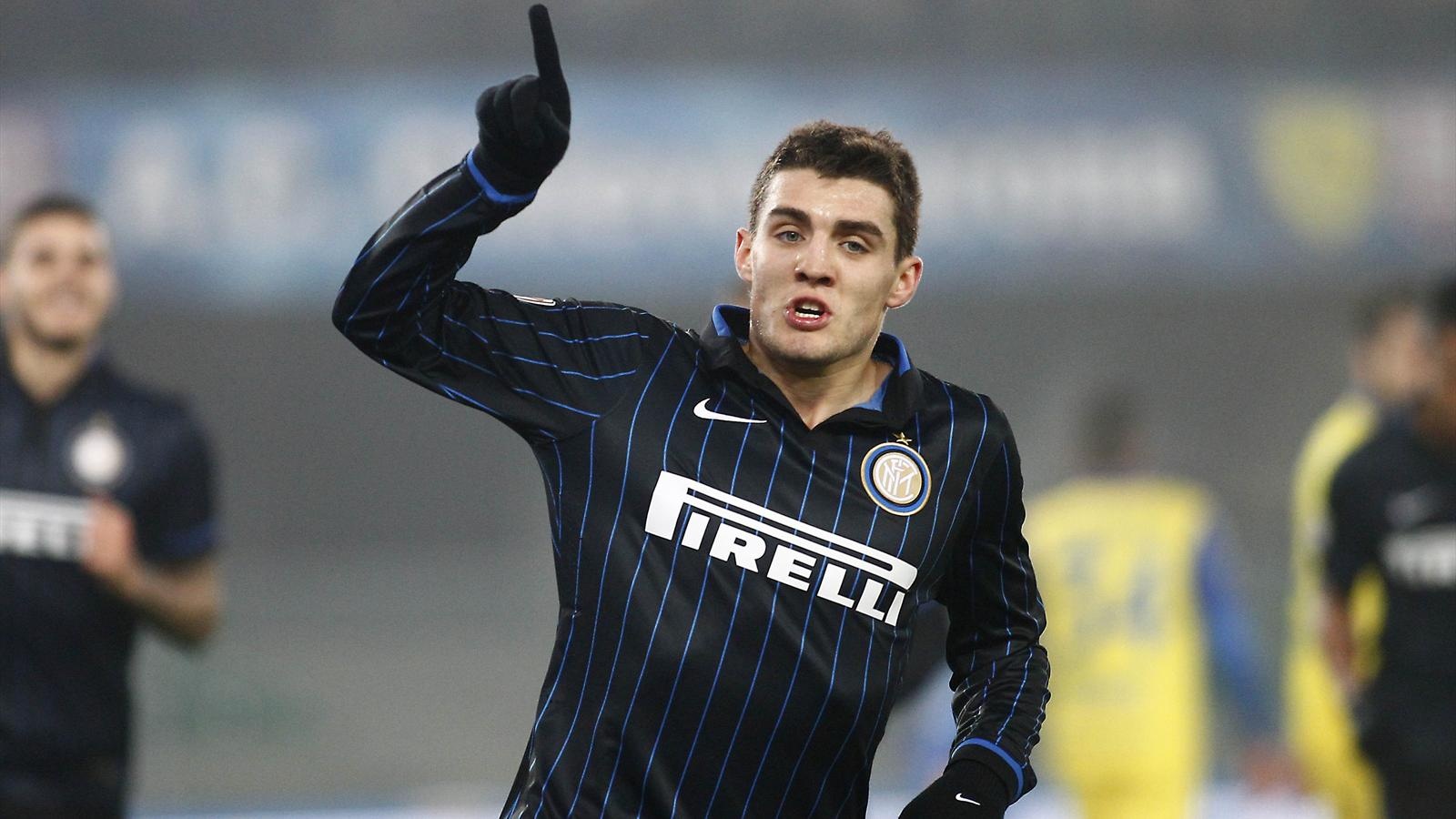 Tiền vệ trung tâm: Mateo Kovacic (Inter): Ở tuổi 21, Kovacic đã trở thành trụ cột ở Inter Milan và cả đội tuyển quốc gia. Sao mai người Áo ghi 5 bàn thắng, tạo ra 62 cơ hội và thực hiện 90 pha cướp bóng thành công cho đoàn quân của HLV Roberto Mancini mùa giải vừa qua. Dễ hiểu khi Liverpool muốn nhanh chóng đưa cầu thủ xuất sắc nhất của Inter về Anfield ngay trong hè 2015. 