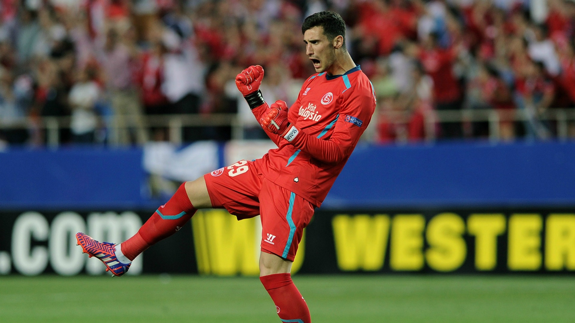 Thủ môn: Sergio Rico (Sevilla): Cầu thủ sinh ra và lớn lên tại thành phố Seville đã trở thành sự lựa chọn số 1 nơi khung gỗ của chính đội bóng quê hương. Thủ thành 21 tuổi là nhân tố quan trọng dẫn đến thành công của ĐKVĐ Europa League. Tại đấu trường châu lục, Rico sở hữu 39 pha cứu thua chỉ sau 11 trận. Mới đây, anh đã được triệu tập lên tuyển Tây Ban Nha, sánh ngang những thủ môn đẳng cấp thế giới như Iker Casillas hay David De Gea.  Ảnh: Performgroup.