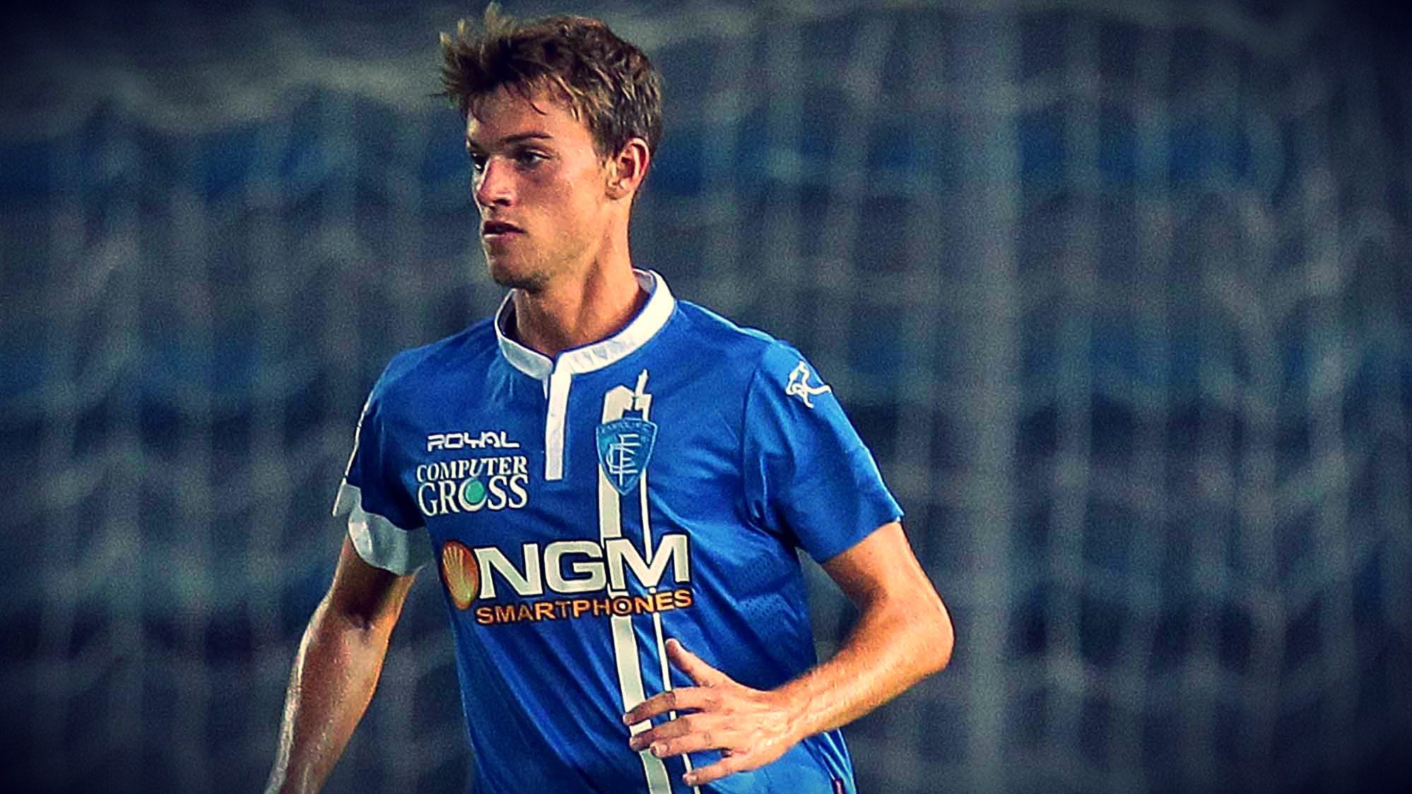Trung vệ: Daniele Rugani (Empoli): Italy luôn là cái nôi của những trung vệ hàng đầu thế giới. Hậu vệ 20 tuổi đủ khả năng trở thành Alessandro Nesta hay Paulo Baresi trong tương lai. Rugani không bỏ lỡ bất kỳ một trận đấu nào của Empoli, một thành tích đáng nể ở độ tuổi của anh ấy. Cầu thủ thuộc biên chế Juventus là nỗi ám ảnh của mọi tiền đạo tại Serie A với khả năng tranh chấp cực tốt, đặc biệt là những pha không chiến. Bằng chứng là mùa giải vừa qua, anh chiến thắng tổng cộng 172 pha tranh chấp, trong đó có 99 tình huống đối đầu trên không. Tờ Telegraph đưa tin, Arsenal sẵn sàng chi đậm để đổi lấy sự phục vụ của trung vệ người Italy. Ảnh: Depor.