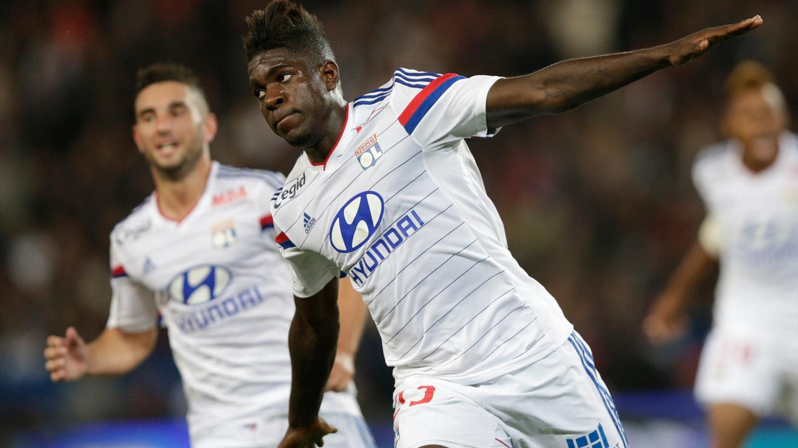 Hậu vệ trái: Samuel Umtiti (Lyon): Với lối chơi mạnh mẽ nhưng không kém phần tinh tế, sao mai sinh năm 1993 trở thành chốt chặn vững chắc của đương kim á quân Ligue 1. Với 62 tình huống đánh chặn và 224 lần phá bóng, có thể khẳng định tuyển thủ Cameroon là hậu vệ trái số một của giải VĐQG Pháp hiện nay. Ảnh: Eurosport.