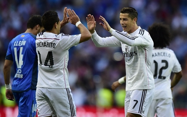 Javier Hernandez có mối quan hệ khá tốt với Ronaldo. Ảnh: Telegraph.