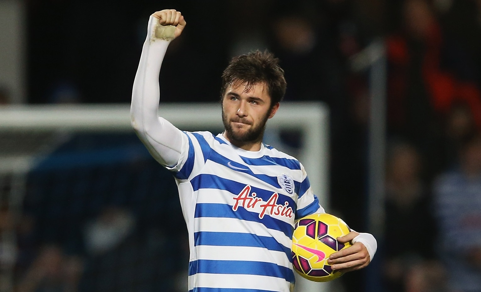 4. Charlie Austin (QPR sang Newcastle): Chân sút 26 tuổi thi đấu rất ấn tượng nhưng vẫn không thể giúp đội chủ sân Loftus Road trụ hạng thành công. Theo Express, Newcastle muốn ra tay giải cứu Austin khỏi con tàu đắm QPR. Theo đó, “Chích chòe” sẵn sàng chi 15 triệu bảng cho trường hợp của tuyển thủ Anh. Ảnh: Ibtimes.